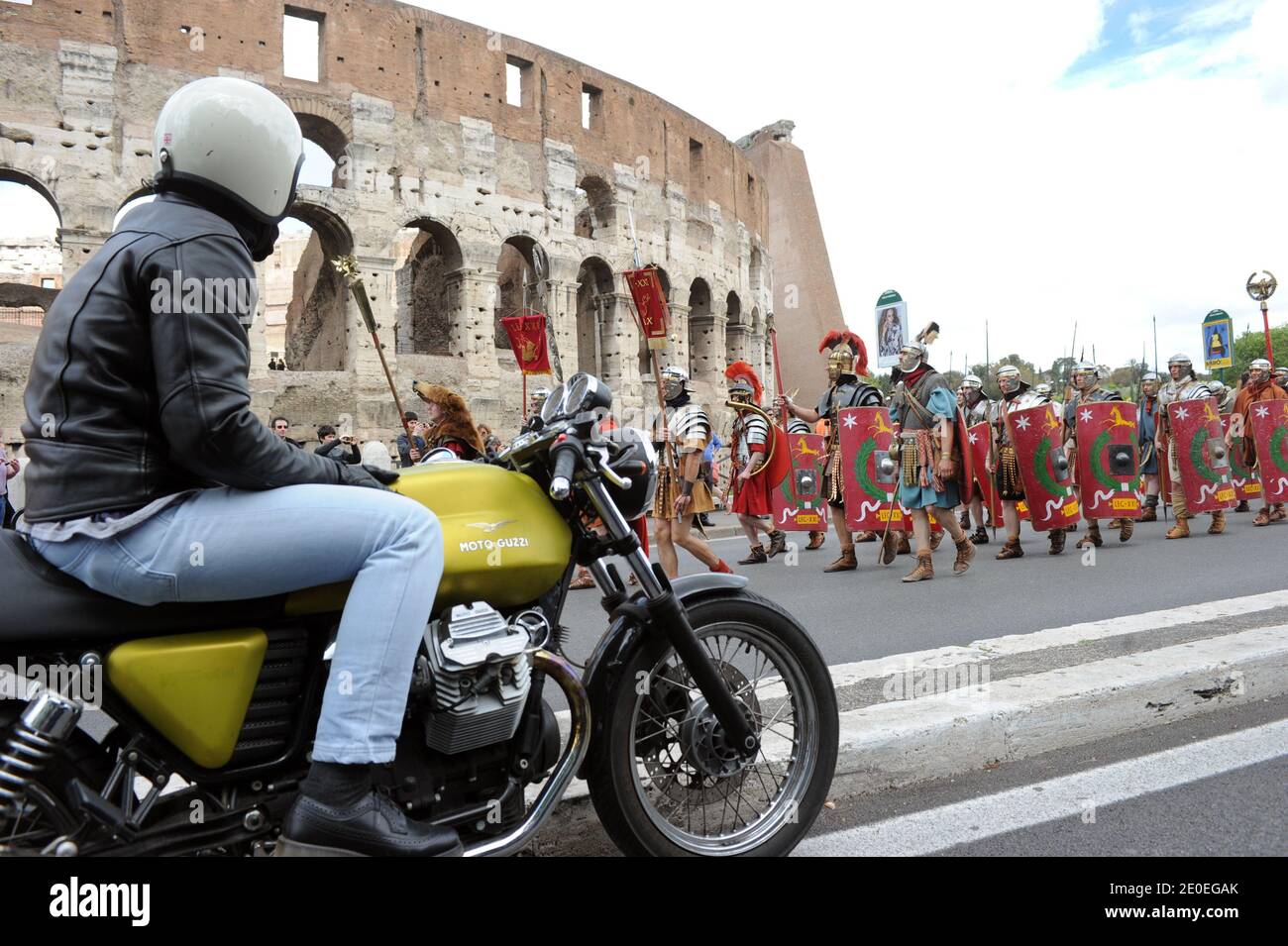 Hunderte von Menschen aus ganz Europa, die in alten römischen Kostümen gekleidet waren, nahmen am 22. April an einer historischen Parade durch die Ruinen der römischen Foren in Rom, Italien, Teil. 2012 zur Feier der Geburt von Rom, dass Tradition Staaten gegründet wurde am 21. April 753 v. Chr.. Gladiatoren, Krieger und einige Barbaren marschierten entlang Roms antikes Kolosseum zum Maxim Zirkus, um den 2.765. Geburtstag der Stadt zu feiern. Dargestellt wurden auch römische Senatoren, Soldaten und eine vestal Jungfrau, die eine ausgewählte Gruppe von jungen Mädchen, deren Aufgaben unter anderem die Pflichtung des heiligen Feuers. Der Legende nach der Zwillingsbro Stockfoto