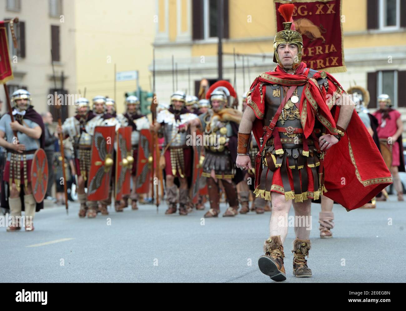 Hunderte von Menschen aus ganz Europa, die in alten römischen Kostümen gekleidet waren, nahmen am 22. April an einer historischen Parade durch die Ruinen der römischen Foren in Rom, Italien, Teil. 2012 zur Feier der Geburt von Rom, dass Tradition Staaten gegründet wurde am 21. April 753 v. Chr.. Gladiatoren, Krieger und einige Barbaren marschierten entlang Roms antikes Kolosseum zum Maxim Zirkus, um den 2.765. Geburtstag der Stadt zu feiern. Dargestellt wurden auch römische Senatoren, Soldaten und eine vestal Jungfrau, die eine ausgewählte Gruppe von jungen Mädchen, deren Aufgaben unter anderem die Pflichtung des heiligen Feuers. Der Legende nach der Zwillingsbro Stockfoto