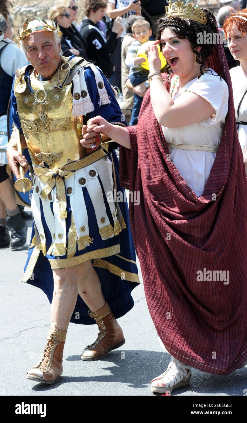 Hunderte von Menschen aus ganz Europa, die in alten römischen Kostümen gekleidet waren, nahmen am 22. April an einer historischen Parade durch die Ruinen der römischen Foren in Rom, Italien, Teil. 2012 zur Feier der Geburt von Rom, dass Tradition Staaten gegründet wurde am 21. April 753 v. Chr.. Gladiatoren, Krieger und einige Barbaren marschierten entlang Roms antikes Kolosseum zum Maxim Zirkus, um den 2.765. Geburtstag der Stadt zu feiern. Dargestellt wurden auch römische Senatoren, Soldaten und eine vestal Jungfrau, die eine ausgewählte Gruppe von jungen Mädchen, deren Aufgaben unter anderem die Pflichtung des heiligen Feuers. Der Legende nach der Zwillingsbro Stockfoto