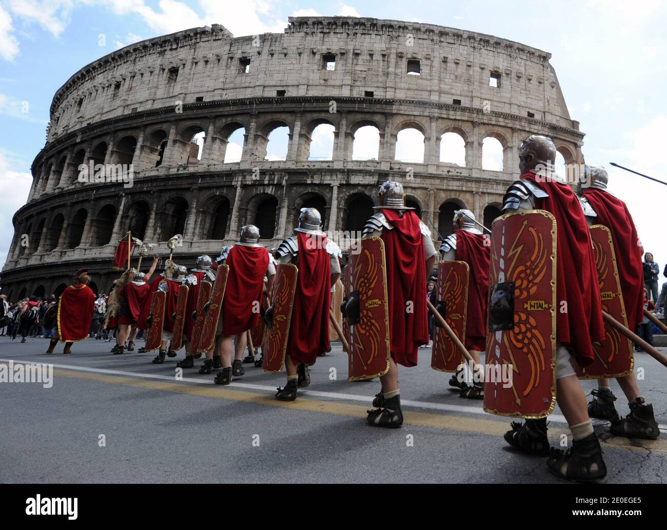 Hunderte von Menschen aus ganz Europa, die in alten römischen Kostümen gekleidet waren, nahmen am 22. April an einer historischen Parade durch die Ruinen der römischen Foren in Rom, Italien, Teil. 2012 zur Feier der Geburt von Rom, dass Tradition Staaten gegründet wurde am 21. April 753 v. Chr.. Gladiatoren, Krieger und einige Barbaren marschierten entlang Roms antikes Kolosseum zum Maxim Zirkus, um den 2.765. Geburtstag der Stadt zu feiern. Dargestellt wurden auch römische Senatoren, Soldaten und eine vestal Jungfrau, die eine ausgewählte Gruppe von jungen Mädchen, deren Aufgaben unter anderem die Pflichtung des heiligen Feuers. Der Legende nach der Zwillingsbro Stockfoto