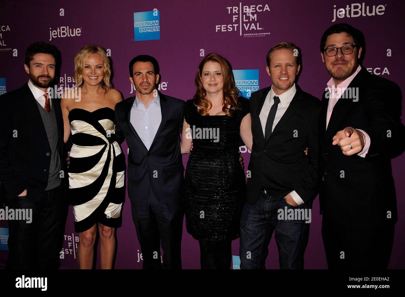Topher Grace, Malin Akerman, Chris Messina, Jenna Fischer, Lee Kirk und Rich Sommer bei der Premiere von "The Giant Mechanical man" während des Tribeca Film Festivals 2012, das am 23. April 2012 im SVA Theater in New York City, NY, USA, stattfand. Foto von Graylock/ABACAPRESS.COM Stockfoto