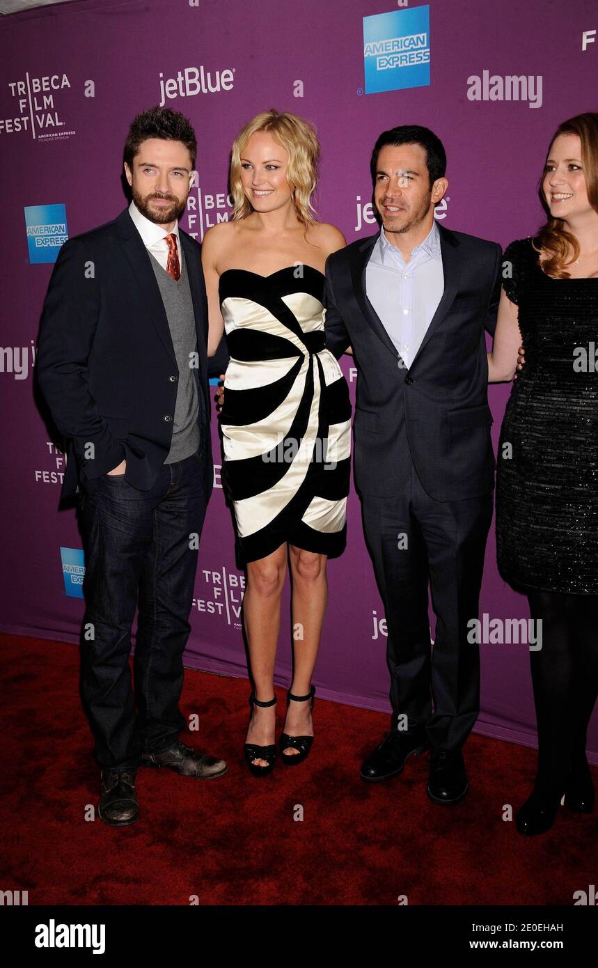 Topher Grace, Malin Akerman und Chris Messina bei der Premiere von "The Giant Mechanical man" während des Tribeca Film Festivals 2012, das am 23. April 2012 im SVA Theater in New York City, NY, USA, stattfand. Foto von Graylock/ABACAPRESS.COM Stockfoto