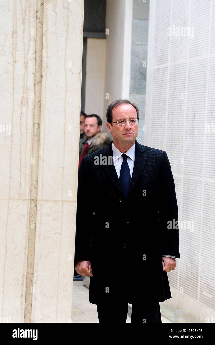 Francois Hollande, Kandidat der Sozialistischen Partei für die französischen Präsidentschaftswahlen 2012, steht an einer Wand, eingraviert mit den Namen von 76,000 Juden, die aus Frankreich im Rahmen des Nazi-Plans zur Vernichtung des Judentums in Europa deportiert wurden, während eines Besuchs der Shoah-Gedenkstätte in Paris, Frankreich am 29. April 2012. Foto von Alfred/Pool/ABACAPRESS.COM Stockfoto