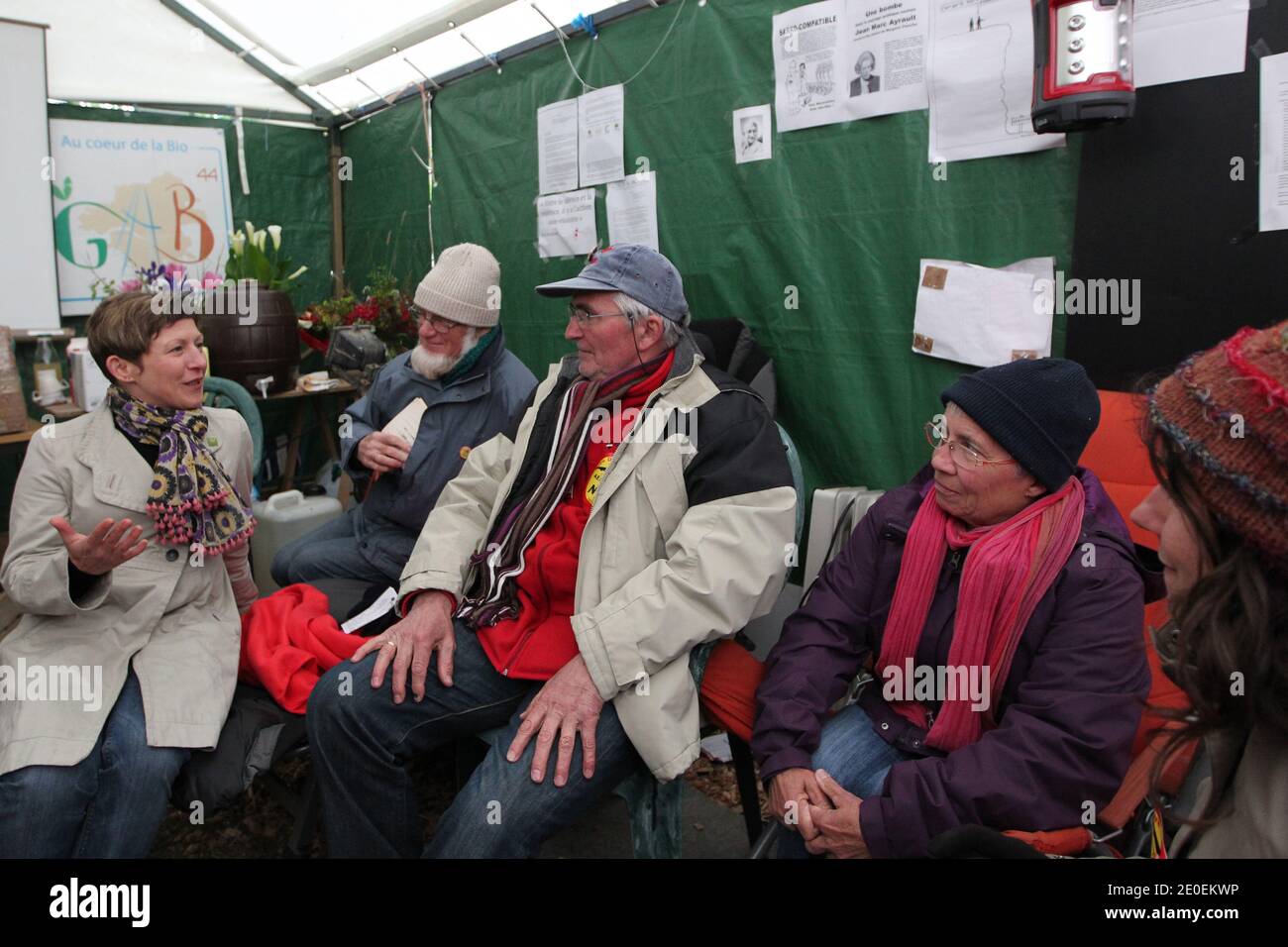 Marie Bove, EELV-Regionalrätin, ist zu sehen, als sie Michel Tarin trifft, der 18 Tage lang im Hungerstreik war, am 28. April 2012 in Nantes, Westfrankreich, streikten Gilles Denigot und Severine Durand vier Tage lang, um gegen den zukünftigen Flughafen Notre-Dame-des-Landes zu protestieren. Foto von Laetitia Notarianni/ABACAPRESS.COM. Stockfoto