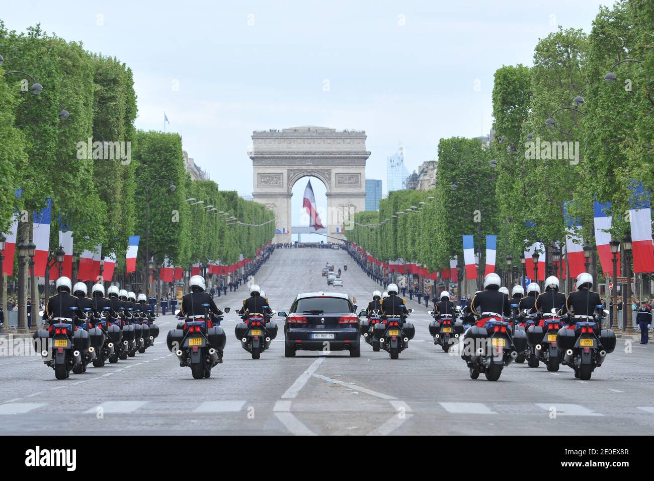 Das Auto des scheidenden französischen Präsidenten Nicolas Sarkozy ist auf der Champs-Elysee Avenue nach der Zeremonie an der Statue von General Charles De Gaulle in Paris, Frankreich am 8. Mai 2012 im Rahmen einer Zeremonie anlässlich des 67. Jahrestages des Sieges der Alliierten über Nazi-Deutschland im Zweiten Weltkrieg abgebildet Foto von Christophe Guibbaud/ABACAPRESS.COM Stockfoto