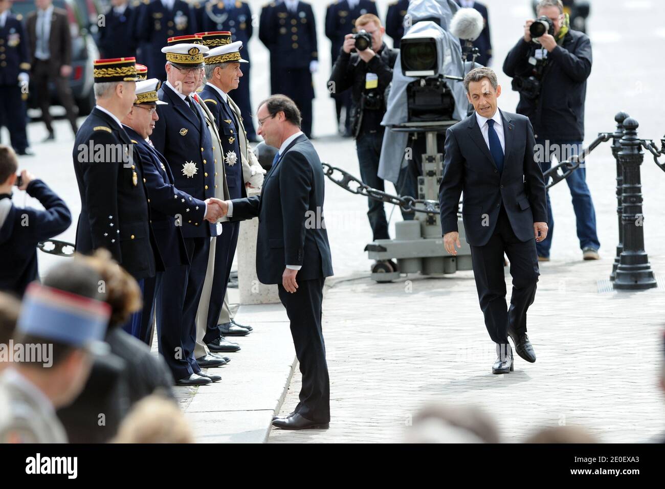 Der scheidende französische Präsident Nicolas Sarkozy und der designierte Präsident Francois Hollande werden am 8. Mai 2012 im Arc de Triomphe in Paris im Rahmen einer Zeremonie anlässlich des 67. Jahrestages des Sieges der Alliierten über Nazi-Deutschland im Zweiten Weltkrieg gezeigt Foto von Nicolas Gouhier/ABACAPRESS.COM Stockfoto