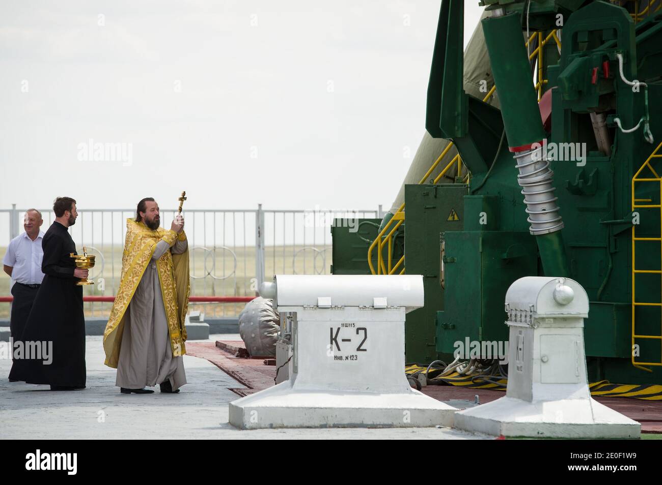 Ein orthodoxer Priester segnet am Montag, den 14. Mai 2012, in Kasachstan die Sojus-Rakete auf dem Startfeld des Kosmodrom Baikonur. Der Start des Sojus-Raumschiffs mit Expedition 31 Sojus-Kommandant Gennady Padalka und dem russischen Flugingenieur Sergei Revin sowie dem NASA-Hauptflugingenieur Joe Acaba ist für Dienstag, den 15. Mai, um 9:01 Uhr Ortszeit geplant. Foto von Bill Ingalls/NASA via ABACAPRESS.COM Stockfoto