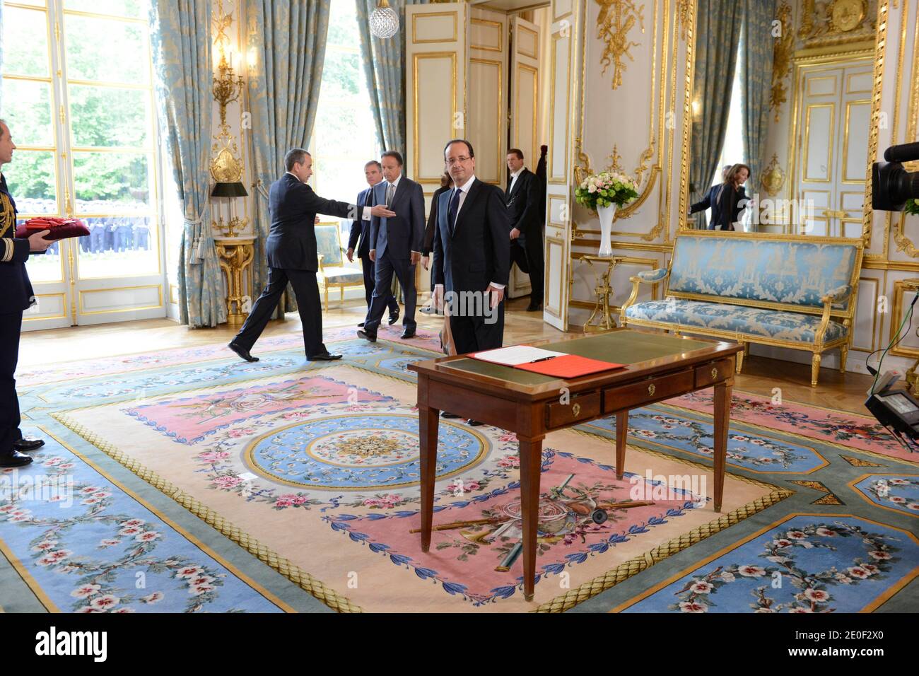 Atmosphäre als Francois Hollande im Orden der Ehrenlegion mit dem "Grand Maitre" ausgezeichnet wird, vom Kanzler des französischen Ehrenordens, General Jean-Louis Georgelin, In Anwesenheit von Bernard Accoyer und Jean-Pierre Bel, der am 15. Mai 2012 offiziell zum französischen Präsidenten im Präsidentenpalast Elysee in Paris ernannt wird. Foto von Gilles Roller/Pool/ABACAPRESS.COM Stockfoto