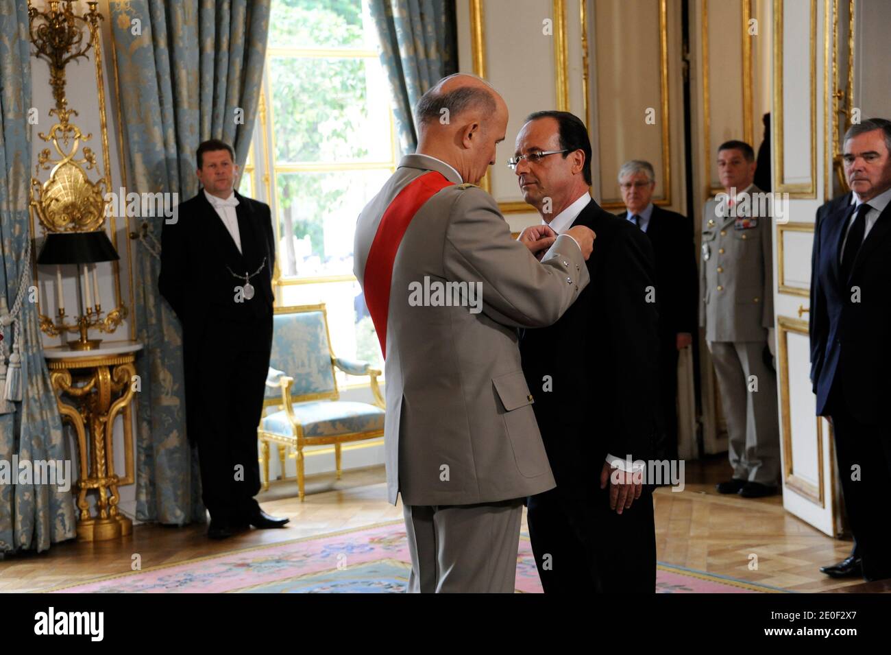 Atmosphäre als Francois Hollande im Orden der Ehrenlegion mit dem "Grand Maitre" ausgezeichnet wird, vom Kanzler des französischen Ehrenordens, General Jean-Louis Georgelin, In Anwesenheit von Bernard Accoyer und Jean-Pierre Bel, der am 15. Mai 2012 offiziell zum französischen Präsidenten im Präsidentenpalast Elysee in Paris ernannt wird. Foto von Gilles Roller/Pool/ABACAPRESS.COM Stockfoto