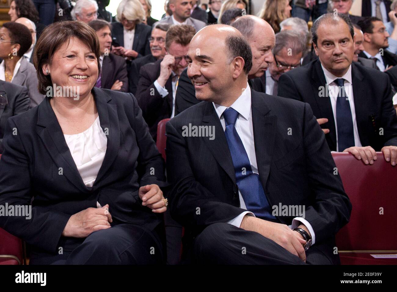 Martine Aubry und Pierre Moscivici werden während einer traditionellen Zeremonie im Pariser Rathaus Frankreich am 15. Mai 2012 nach der Investitur des französischen Präsidenten Francois Hollande abgebildet. Foto von Stephane Lemouton/ABACAPRESS Stockfoto