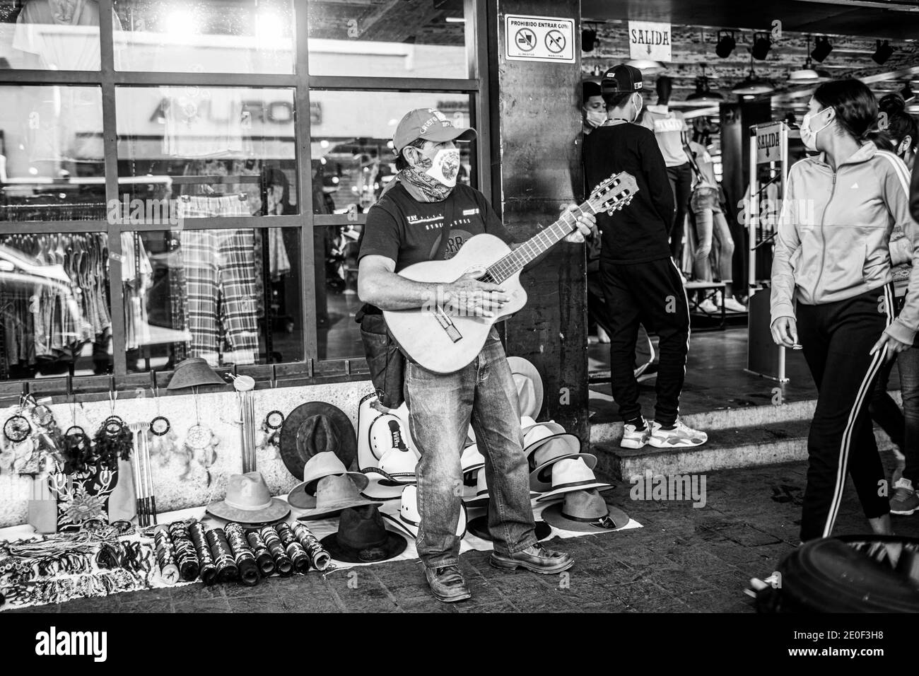 HERMOSILLO, MEXIKO DEZEMBER 31: Ein Straßenmusiker namens Antonio Acosta, ursprünglich aus Sinaloa, spielt seine akustische Gitarre auf dem Drumstick im Austausch für Tipps von Besuchern in die Innenstadt während der Pandemie. Das tägliche Leben der schönen Menschen in den Straßen des Stadtzentrums während des letzten Tages des Jahres, am 31. Dezember 2020 in Hermosillo, Mexiko .. (Foto von Luis Gutierrez / Norte Photo) HERMOSILLO, MEXIKO DICIEMBRE 31: UN musico callejero de nombre Antonio Acosta originario de Sinaloa, toca su guitarra acustica en la baqueta acambio de propinas de los visitantes del Centro de la ciud Stockfoto