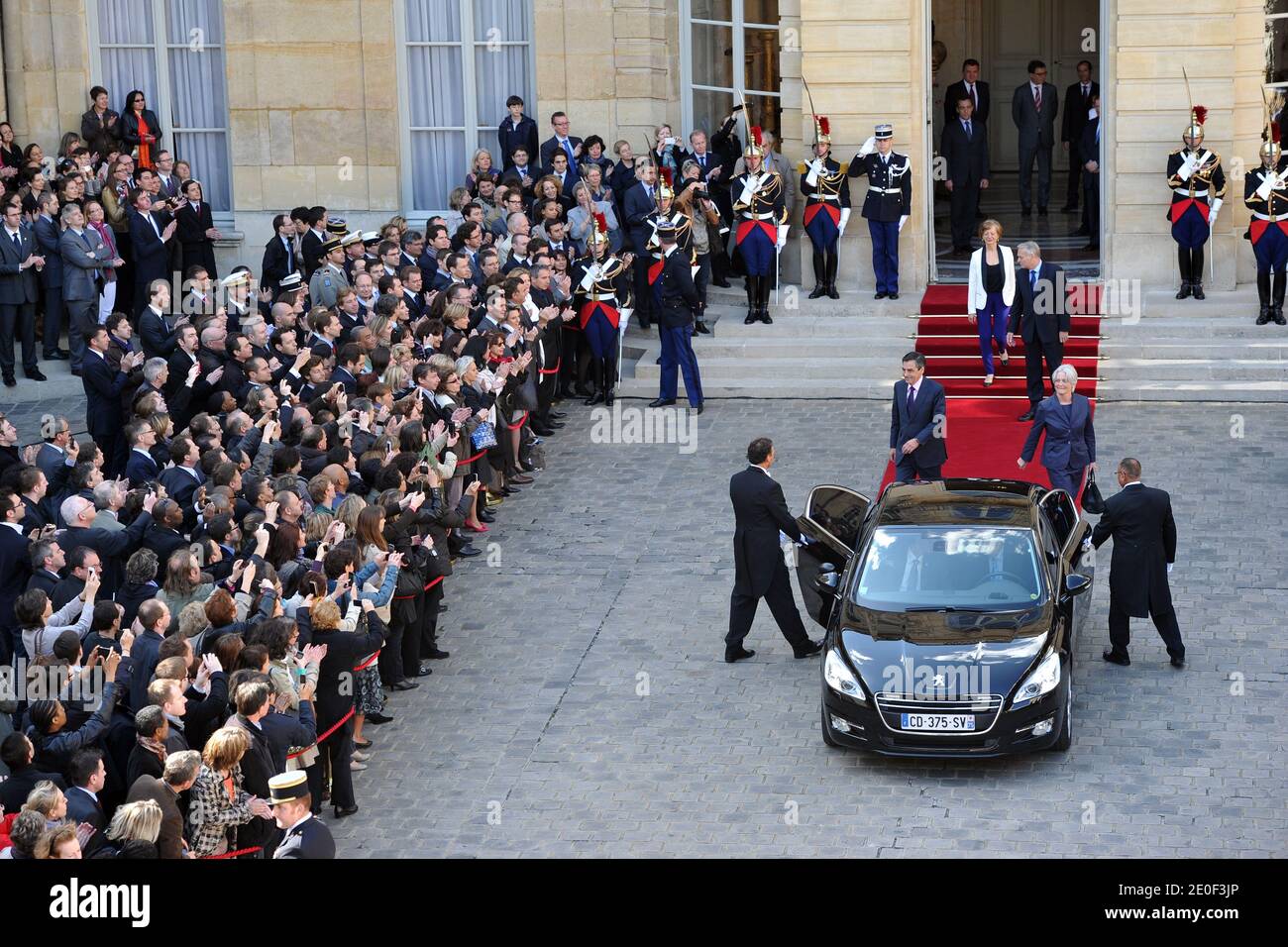 Der scheidende französische Premierminister Francois Fillon und seine Frau Penelope, der französische Premierminister Jean-Marc Ayrault und seine Frau Brigitte sind nach der Übergabezeremonie im Hotel Matignon in Paris am 16. Mai 2012 abgebildet, als Francois Fillon das Hotel Matignon verlässt. Der Vorsitzende der Sozialistischen Fraktion und Bürgermeister von Nantes, Jean-Marc Ayrault, wurde am 15. Mai 2012 vom französischen Präsidenten Francois Hollande zum Premierminister ernannt. Foto von Nicolas Gouhier/ABACAPRESS.COM Stockfoto