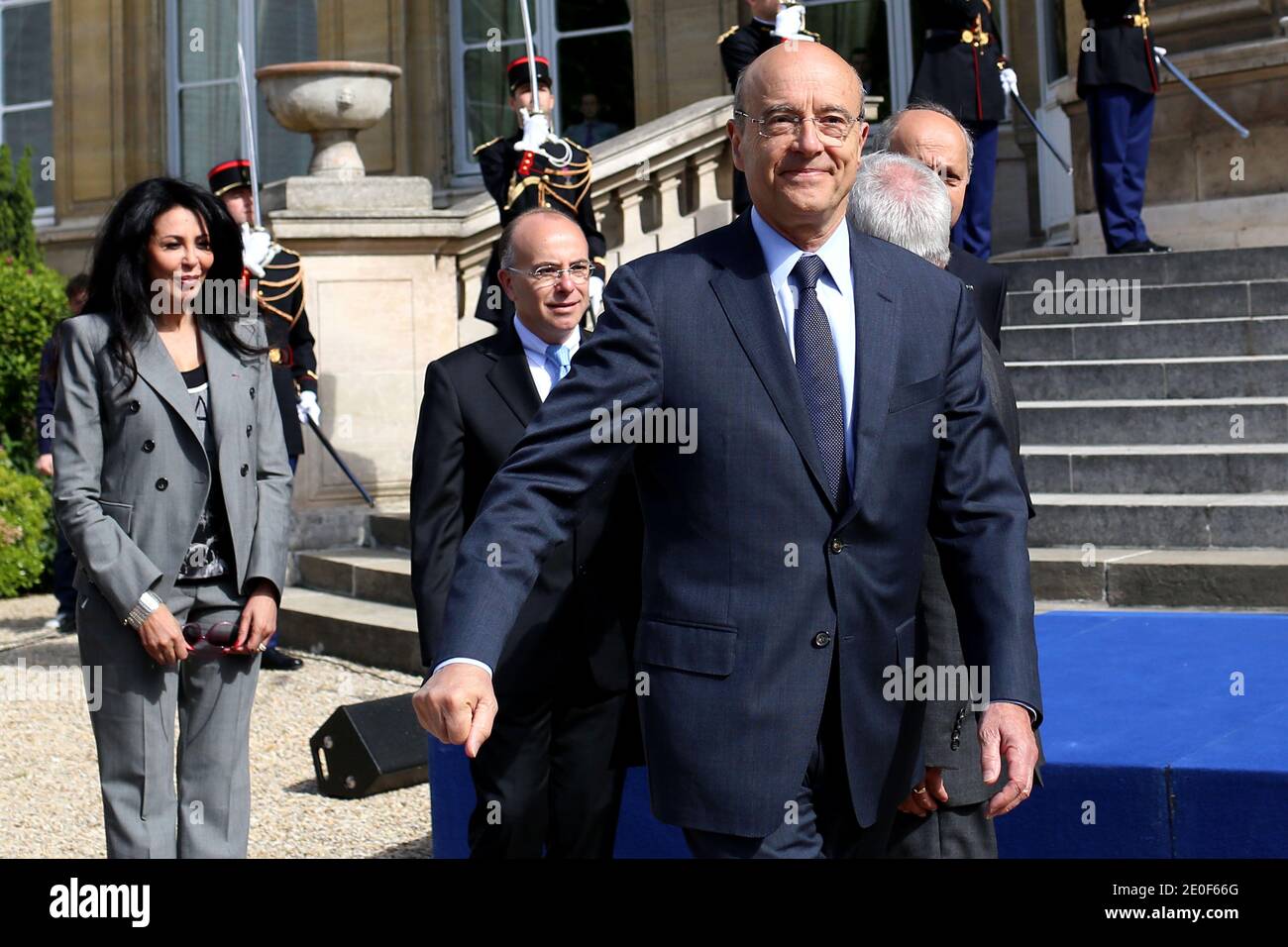 Der neu ernannte französische Minister für auswärtige Angelegenheiten und Entwicklung Pascal Canfin, der neu ernannte Minister für französische Auslandsbeziehungen und Frankophonie Yamina Benguigui, der neu ernannte Minister für europäische Angelegenheiten Bernard Cazeneuve, der neu ernannte Außenminister Laurent Fabius, der scheidende Außenminister Alain Juppe, Der scheidende Minister für europäische Angelegenheiten Jean Leonetti und der im Ausland lebende französische Minister Edouard Courtial, der während der offiziellen Übergabezeremonie vor dem Außenministerium des Quai d'Orsay in P Stockfoto