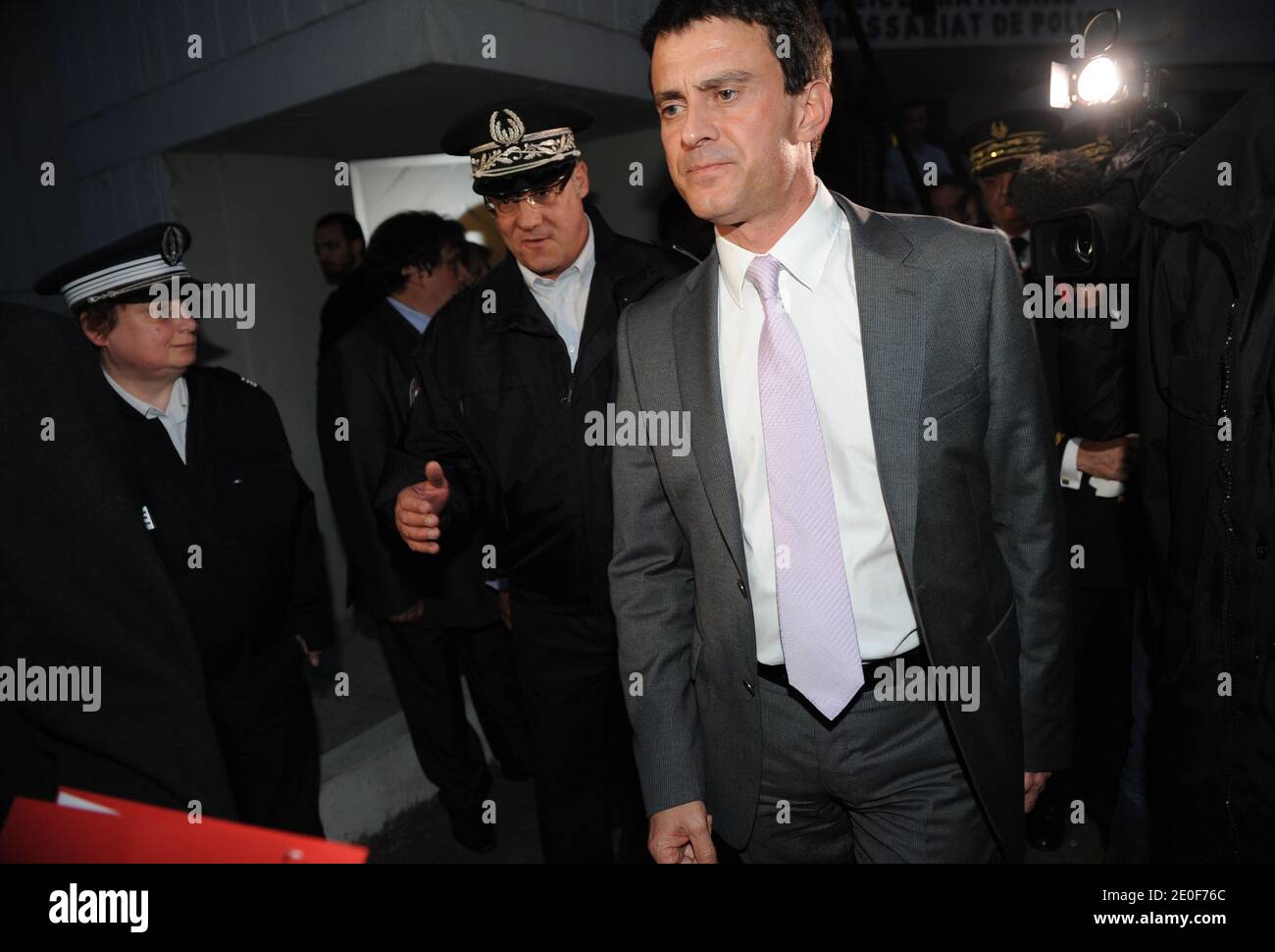 Der neu ernannte französische Innenminister Manuel Valls, flankiert vom Pariser Polizeipräfekten Michel Gaudin und dem Präfekten seiner-Saint-Denis Christian Lambert, besucht am 17. Mai 2012 eine Polizeistation in Noisy-le-sec, einem Pariser Vorort, Frankreich. Foto von Mousse/ABACAPRESS.COM Stockfoto