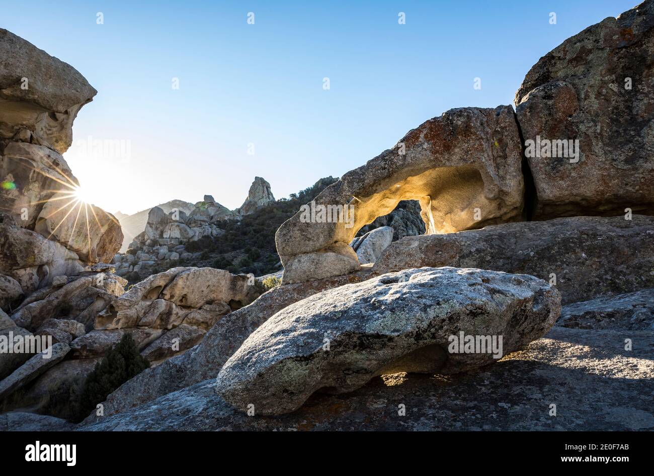 Ein natürlicher Felsbogen und Felsformationen im City of Rocks National Reserve, Idaho, USA. Stockfoto