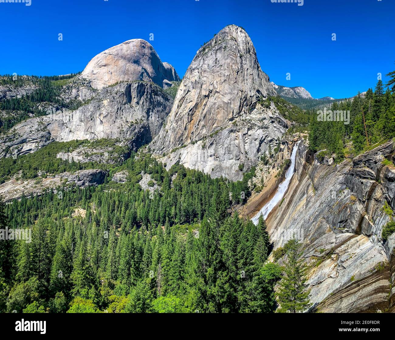 Half Dome, Liberty Cap und Nevada fallen im Yosemite National Park, Kalifornien Stockfoto