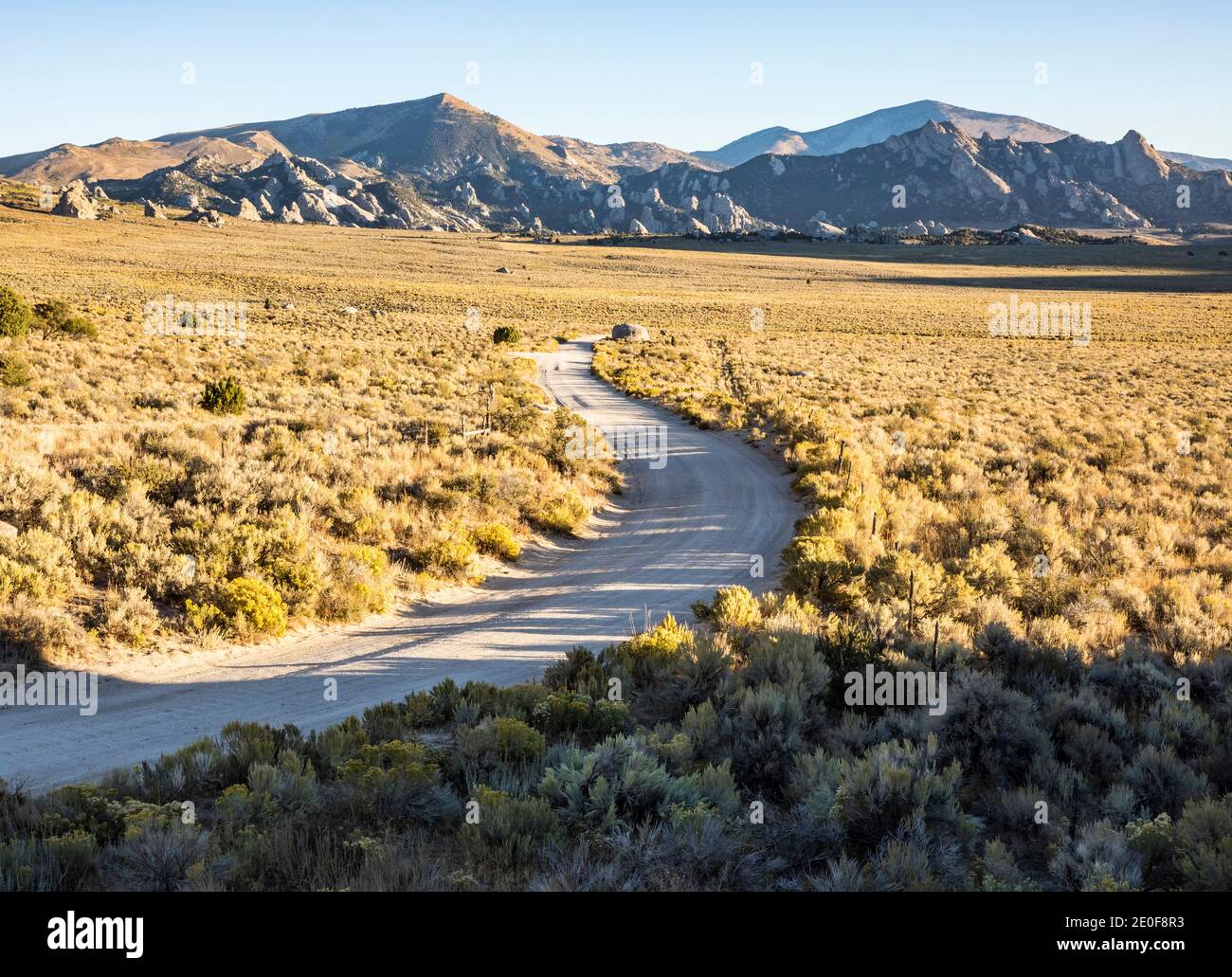 South Twin Sister Road, wenn sie sich durch die Sagebrush in Richtung City of Rocks National Reserve Proper, Idaho, USA schlängelt. Stockfoto