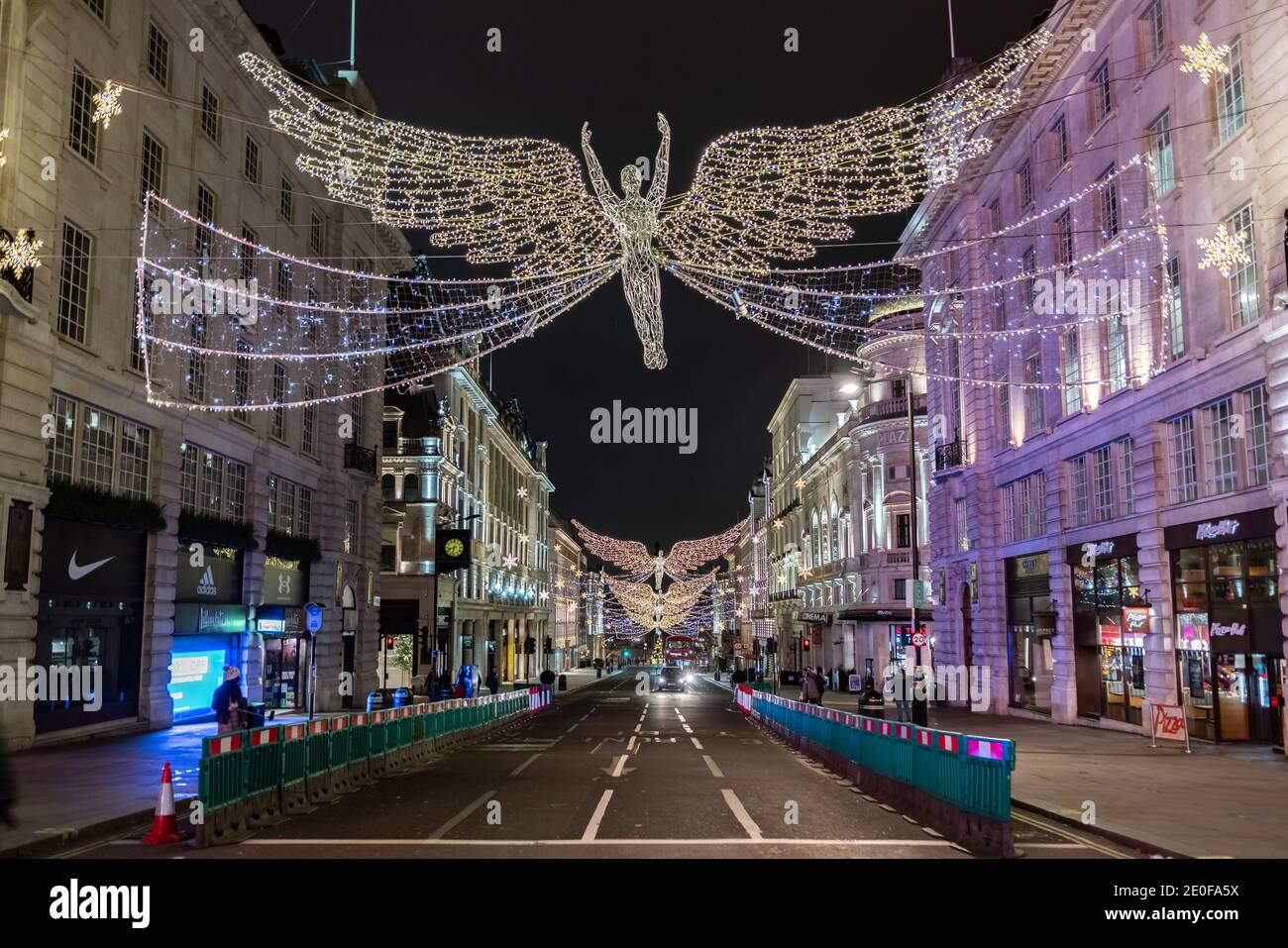 London, Großbritannien. Dezember 2020. Silvester: Meist leere Straßen in der Innenstadt an einem, was normalerweise eine geschäftige und festliche Nacht wäre. Kredit: Guy Corbishley / Alamy Live Nachrichten Stockfoto