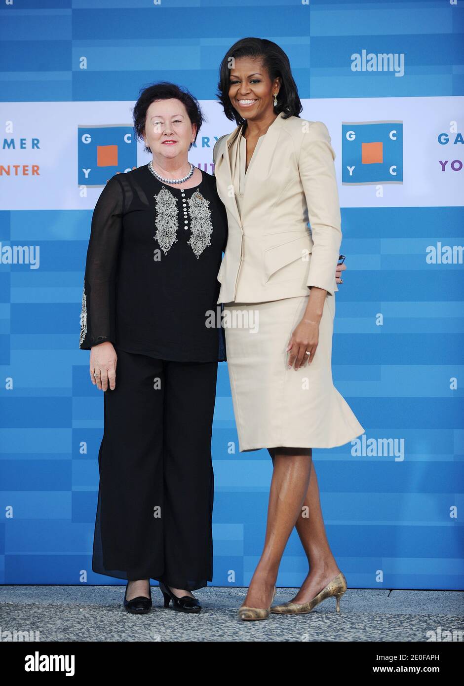 First Lady Michelle Obama begrüßt Dr. Liri Berisha aus Albanien am 20. Mai 2012 im Gary Corner Youth Center in Chicago, Illinois, IL, USA. Foto von Olivier Douliery/ABACAPRESS.COM Stockfoto