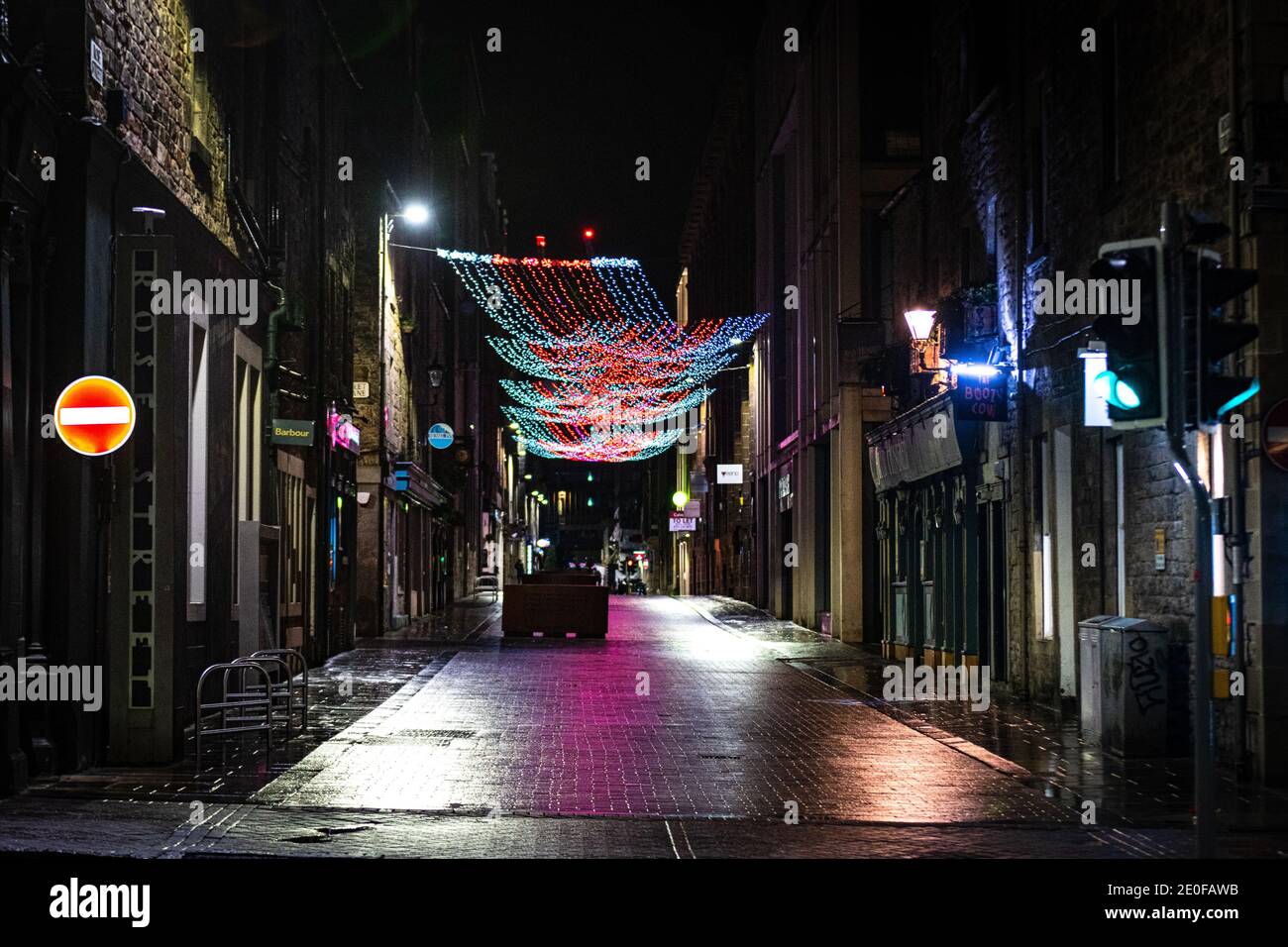 Do 31. Dezember 2020. Edinburgh, Großbritannien. Leere Straßen in Edinburgh, da die traditionellen Hogmanay-Feiern der Stadt wegen der Coronavirus-Pandemie abgesagt werden. Die Silvesterveranstaltungen der Stadt sind weltberühmt und werden vom Guinness Buch der Rekorde als die größte Silvesterparty der Welt anerkannt. In den letzten Jahren nahmen 40,000 Menschen an der Fackelprozession Teil, 75,000 Menschen besuchten das Konzert in den Gärten, und schätzungsweise 100,000 sahen sich das Mitternachtsfeuerwerk an. 2020 hat die schottische Regierung der Öffentlichkeit gesagt, Hogmanay nur mit ihrem eigenen Haushalt zu feiern. Stockfoto