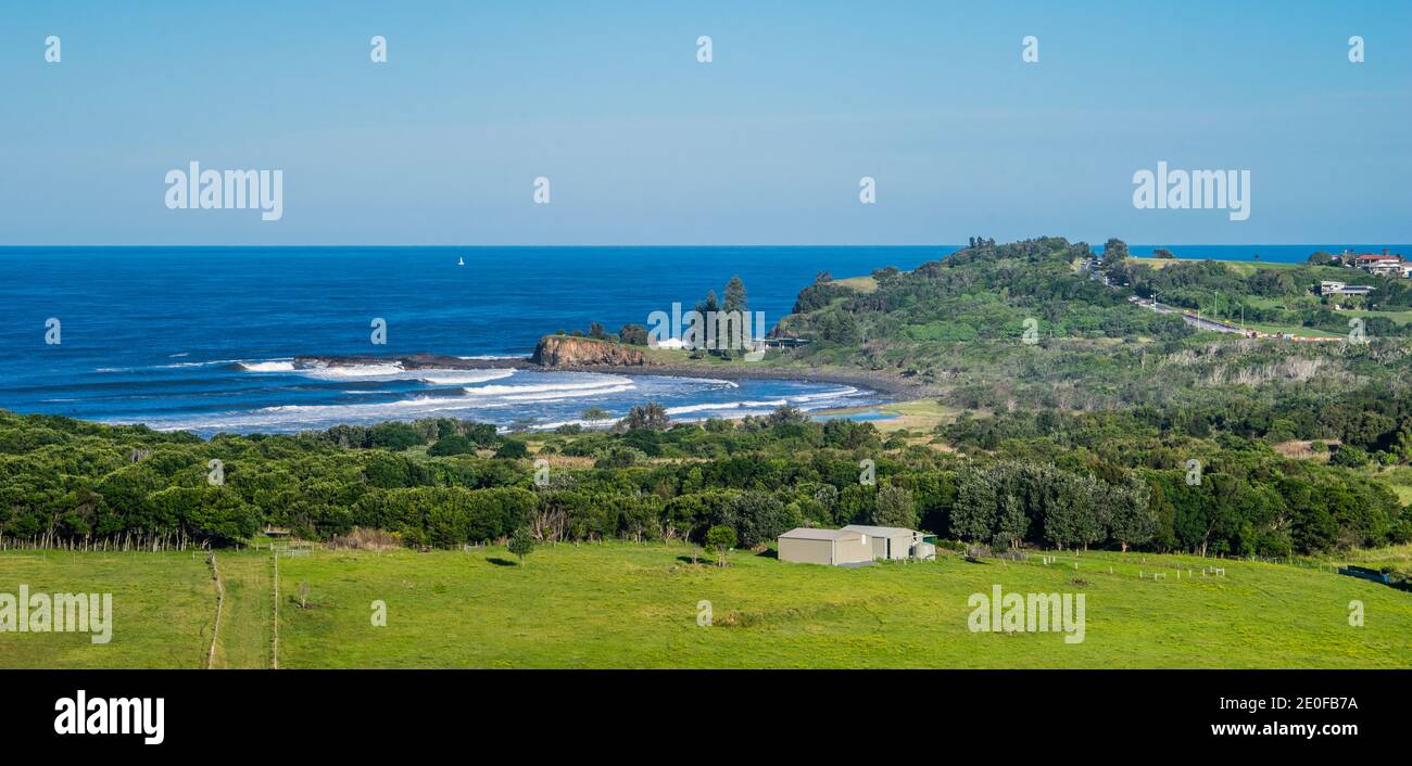 New South Wales Norden bei Lennox Head mit Blick auf Boulders Beach und die Iron Peg Landzunge, Northern Rivers Region, New South Wales, Australien Stockfoto