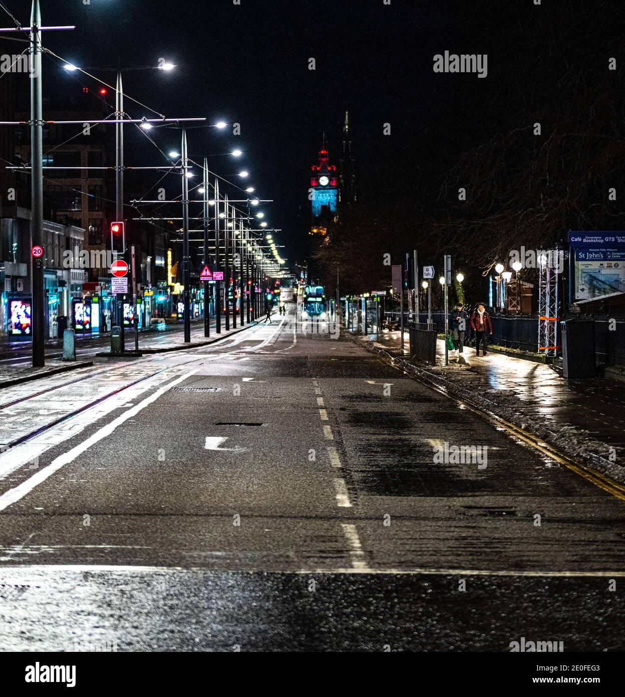 Do 31. Dezember 2020. Edinburgh, Großbritannien. Leere Straßen in Edinburgh, da die traditionellen Hogmanay-Feiern der Stadt wegen der Coronavirus-Pandemie abgesagt werden. Die Silvesterveranstaltungen der Stadt sind weltberühmt und werden vom Guinness Buch der Rekorde als die größte Silvesterparty der Welt anerkannt. In den letzten Jahren nahmen 40,000 Menschen an der Fackelprozession Teil, 75,000 Menschen besuchten das Konzert in den Gärten, und schätzungsweise 100,000 sahen sich das Mitternachtsfeuerwerk an. 2020 hat die schottische Regierung der Öffentlichkeit gesagt, Hogmanay nur mit ihrem eigenen Haushalt zu feiern. Stockfoto