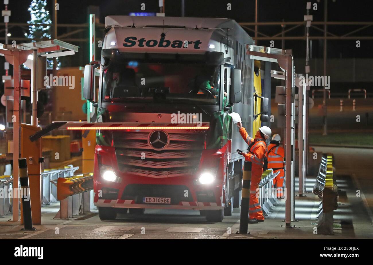 Der erste Lastwagen, der von Slavi Ivanov Shumeykov gefahren wurde, wird auf Le Shuttle im Eurotunnel in Folkestone, Kent, geladen, nachdem Großbritannien den Binnenmarkt und die Zollunion verlassen hat und die Übergangsregelungen für den Handel um 23 Uhr MEZ. Stockfoto