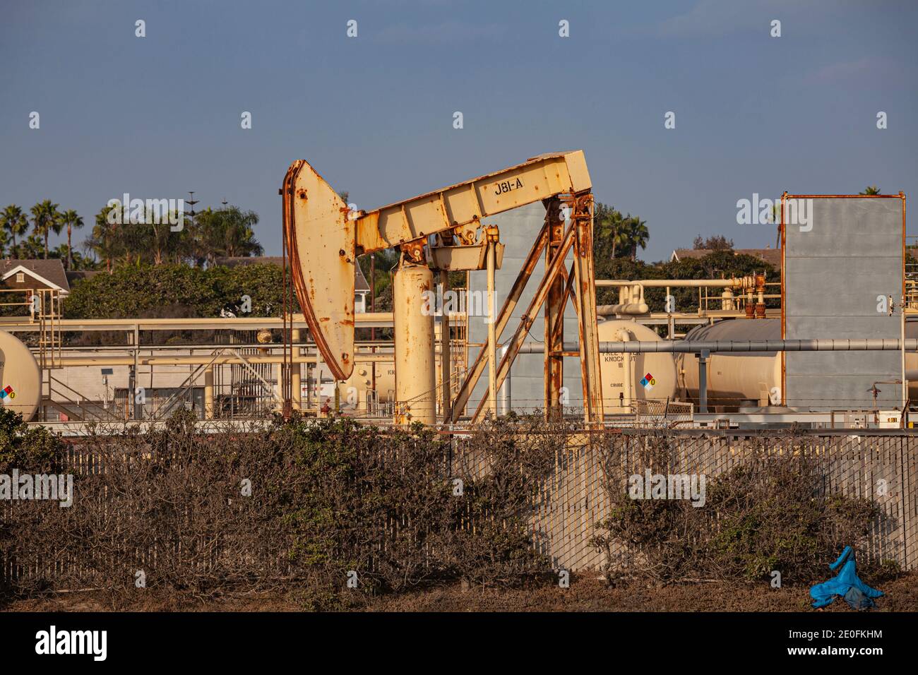 Alte Ölbohrlöcher und Pumpjacks in der CRC-Anlage (California Resources Corporation) in Huntington Beach. CRC hat Insolvenz beantragt und es gibt Questio Stockfoto