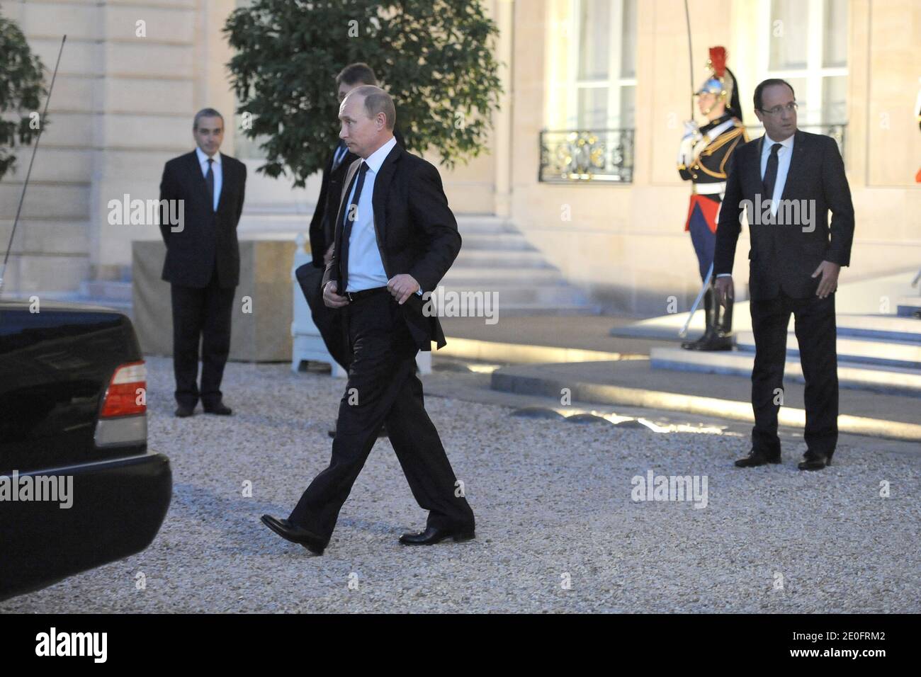 Der russische Präsident Wladimir Putin verlässt das Land nach einem Arbeitsessen mit seinem französischen Amtskollegen Francois Hollande am 1. Juni 2012 in Paris. Beide Führer äußerten ihre Überzeugung, dass der Konflikt in Syrien eine Woche nach dem Tod von mehr als 100 Zivilisten in der syrischen Stadt Houla politisch gelöst werden kann. Sie sagten, der vom Gesandten der Vereinten Nationen und der Arabischen Liga, Kofi Annan, vorgeschlagene Friedensplan sollte weiterhin als Mittel zur Beendigung des Konflikts verfolgt werden. Foto von Nicolas Gouhier/ABACAPRESS.COM Stockfoto