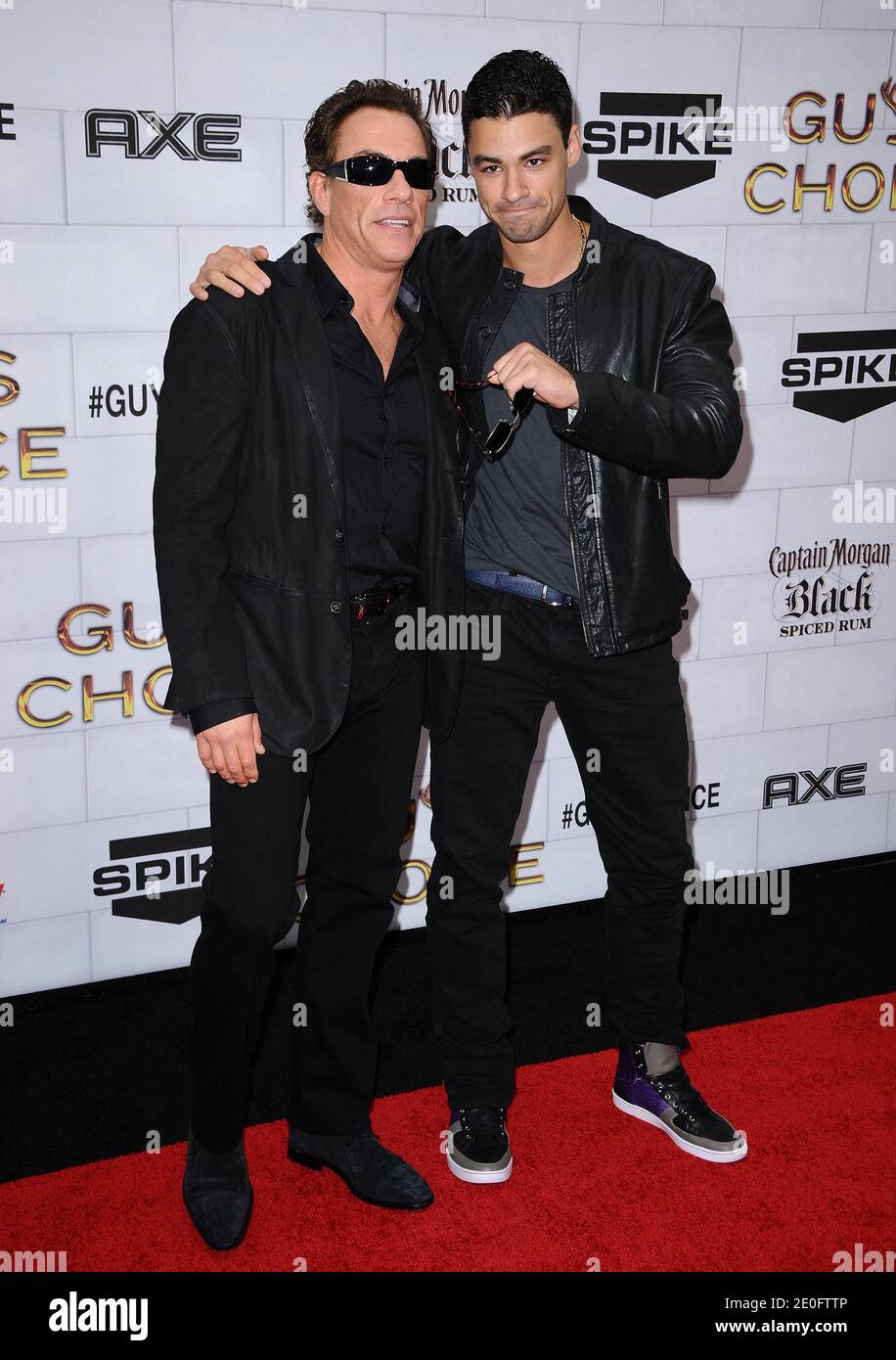 Jean-Claude Van Damme und Kristopher Van Varenberg treffen am 2. Juni 2012 bei den 6. Annual Guys Choice Awards von Spike TV in den Sony Pictures Studios in Los Angeles, CA, USA, ein. Foto von Lionel Hahn/ABACAPRESS.COM Stockfoto