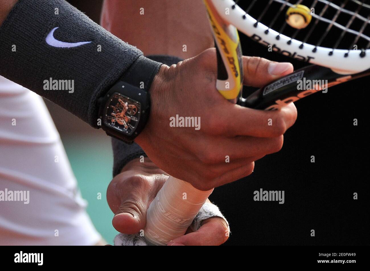 Der Spanier Rafael Nadal spielt mit einer Richard Mille Uhr in der dritten Runde der Tennis French Open im Roland-Garros Stadion, Paris, Frankreich am 2. Juni 2012. Foto von Christophe Guibbaud/ABACAPRESS.COM Stockfoto