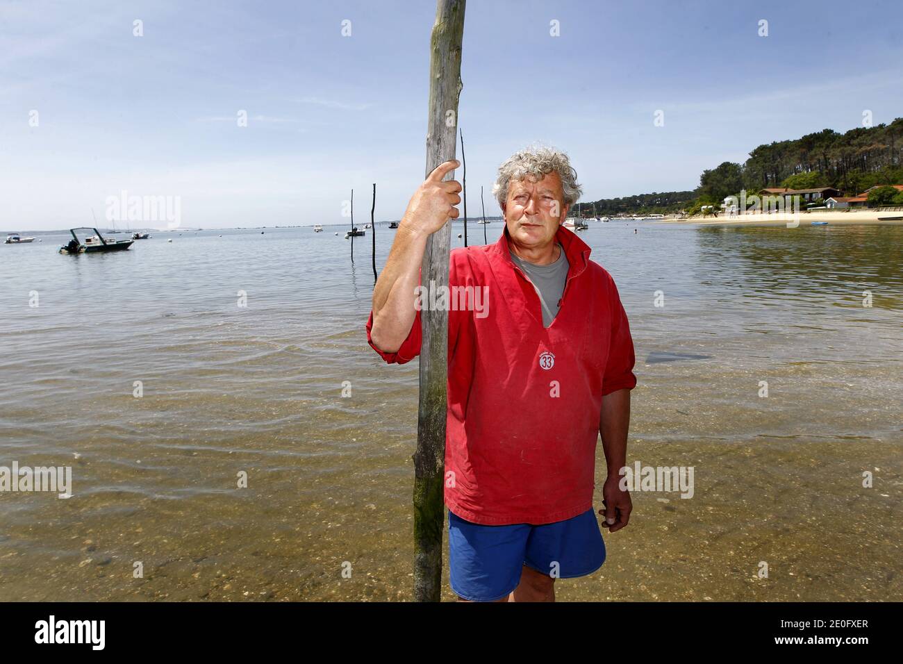 EXCLUSIF - Joel Dupuch, Ostreiculteur, pose dans ses parcs a huitres au  Cap-Ferret, Bassin d'Arcachon, Frankreich, le 3 juin 2012. Joel Dupuch,  mediatise par sa marionnette des Guignos sur Canal +, et