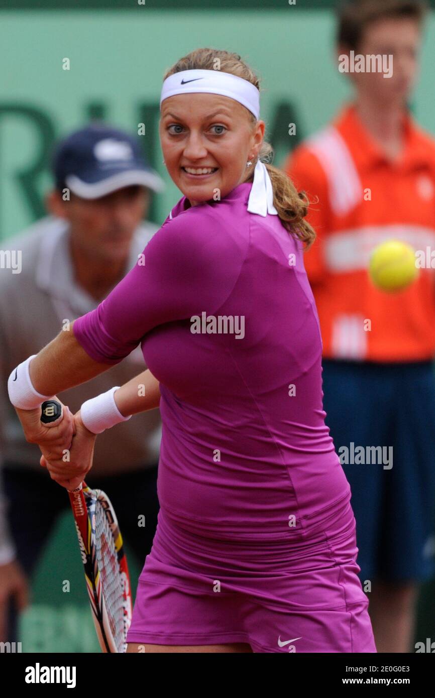 Die tschechische Petra Kvitova besiegt am 6. Juni 2012 in der Roland Garros Arena in Paris, Frankreich, 3-6, 6-2, 6-4, die kasachische Yaroslava Shvedova in ihrem Frauen-Viertelfinale der French Tennis Open 2012. Foto von Henri Szwarc/ABACAPRESS.COM Stockfoto