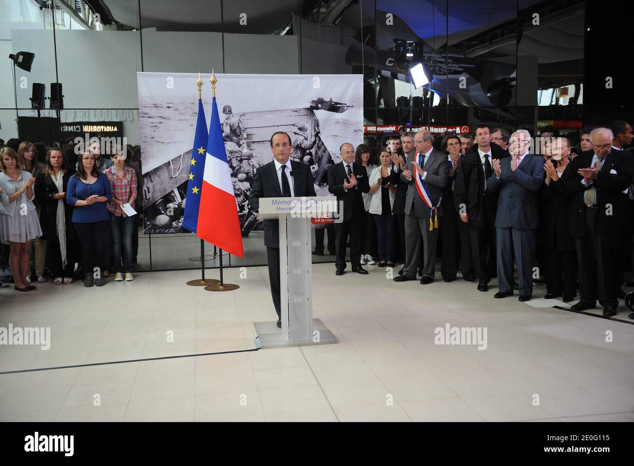 Der französische Präsident Francois Hollande hält am 6. Juni 2012 anlässlich des 68. Jahrestages der 1944 begonnenen Invasion Frankreichs am D-Day eine Rede auf der Gedenkstätte Caen in Caen im Nordwesten Frankreichs. Foto von Mousse/ABACAPRESS.COM Stockfoto