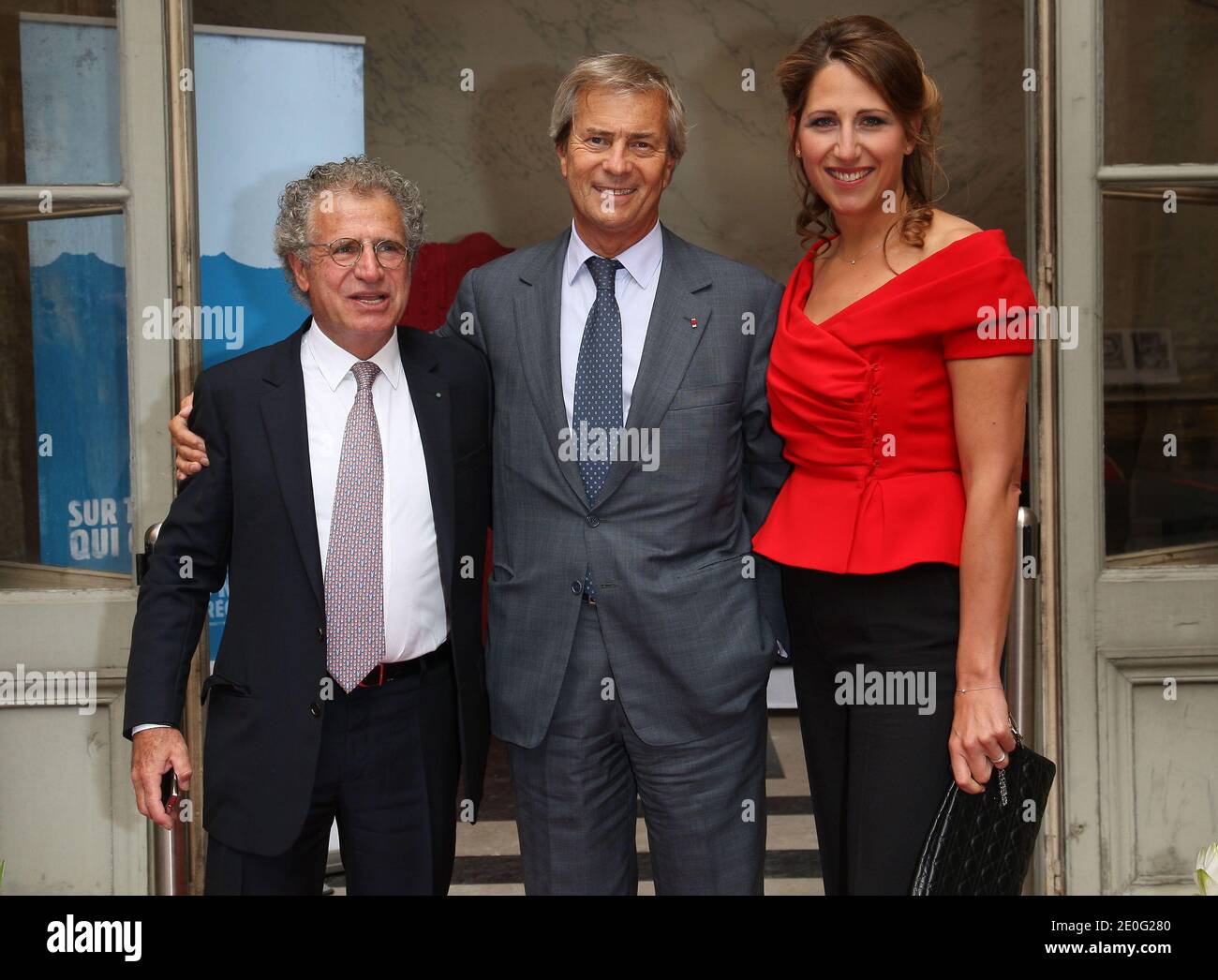 (L-R) Laurent Dassault und Vincent Bollore und Maud Fontenoy nehmen am 7. Juni 2012 an der jährlichen Gala der Maud Fontenoy Foundation bei der Marine Nationale in Paris, Frankreich, Teil. Foto von Marco Vitchi/ABACAPRESS.COM Stockfoto