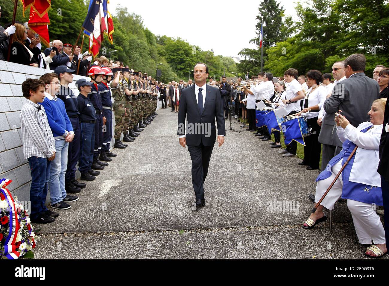 Der französische Präsident Francois Hollande nimmt am 9. Juni 2012 in Tulle, Südwestfrankreich, an einer Gedenkfeier zum Gedenken an die Nazi-Opfer Teil. Am 9. Juni 1944 wurden von der SS-Division das Reich in Tulle 99 Geiseln an Laternenpfosten und Balkonen gehängt. Foto von Patrick Bernard/ABACAPRESS.COM Stockfoto