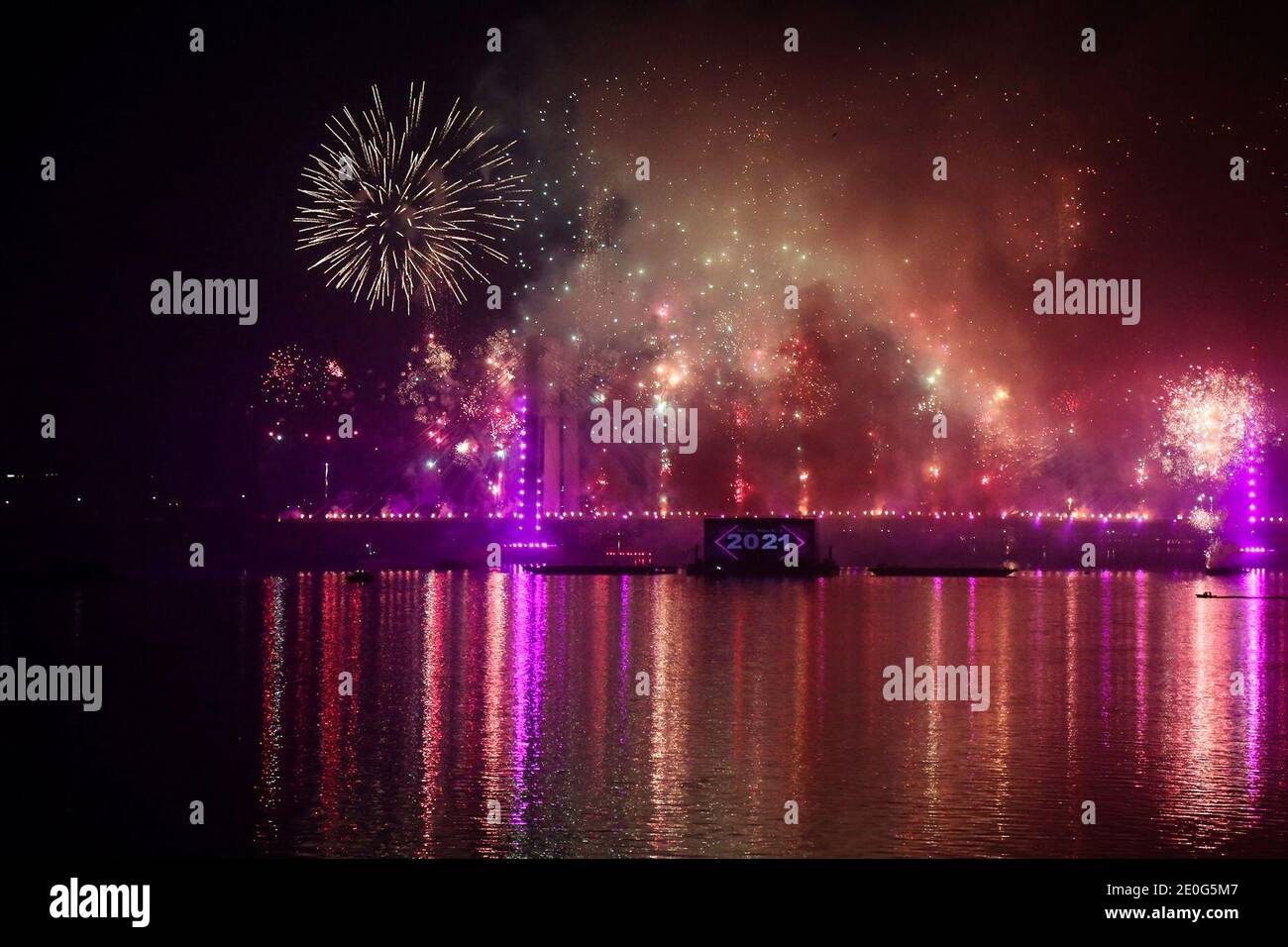 Kairo, Ägypten. Dezember 2020. Feuerwerk erleuchtet den Himmel über der Rod El-Farag Achse - Tahya Masr Brücke während der Silvesterfeier. Kredit: Fadel Dawood/dpa/Alamy Live Nachrichten Stockfoto