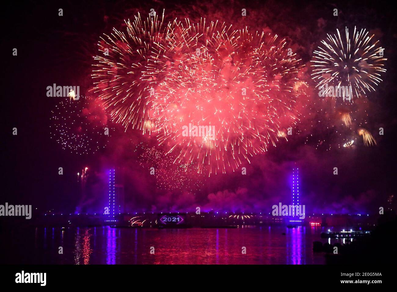 Kairo, Ägypten. Dezember 2020. Feuerwerk erleuchtet den Himmel über der Rod El-Farag Achse - Tahya Masr Brücke während der Silvesterfeier. Kredit: Fadel Dawood/dpa/Alamy Live Nachrichten Stockfoto