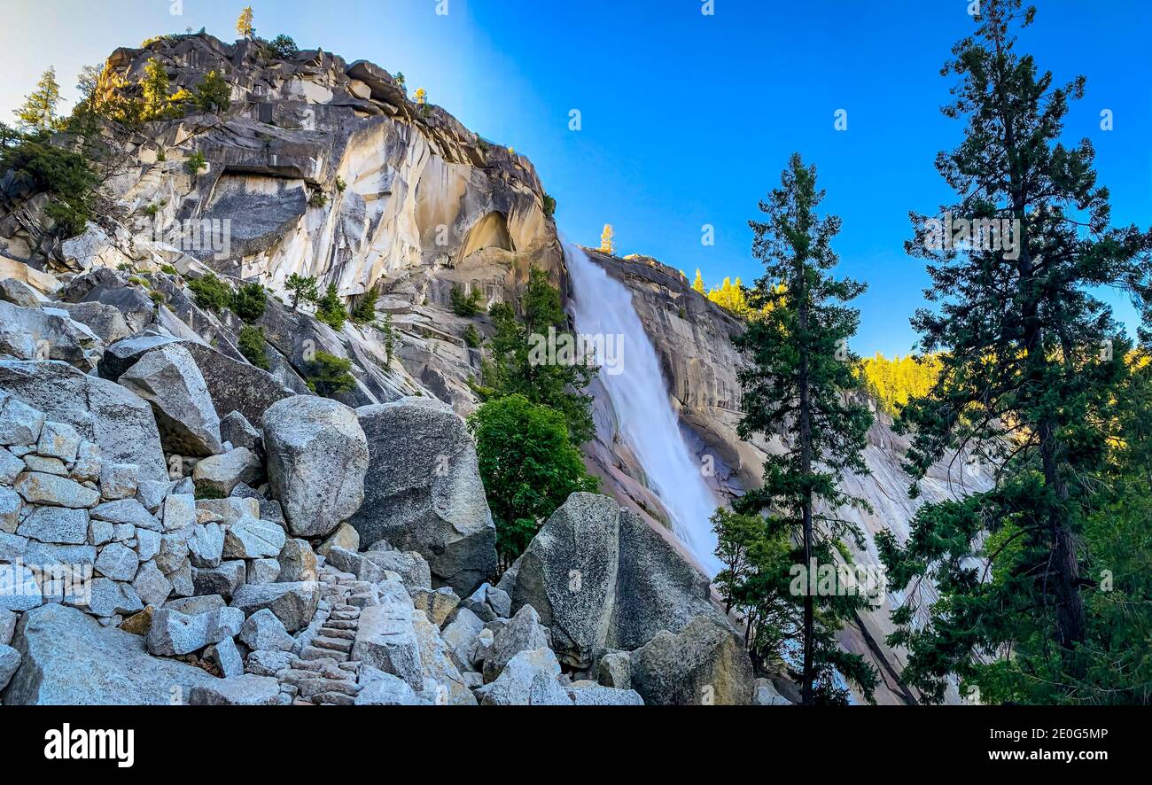 Nevada Fall entlang Mist Trail, im Yosemite National Park, Kalifornien Stockfoto
