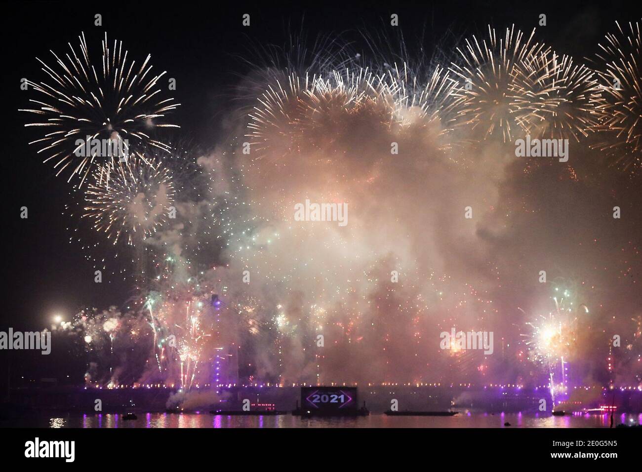 Kairo, Ägypten. Dezember 2020. Feuerwerk erleuchtet den Himmel über der Rod El-Farag Achse - Tahya Masr Brücke während der Silvesterfeier. Kredit: Fadel Dawood/dpa/Alamy Live Nachrichten Stockfoto