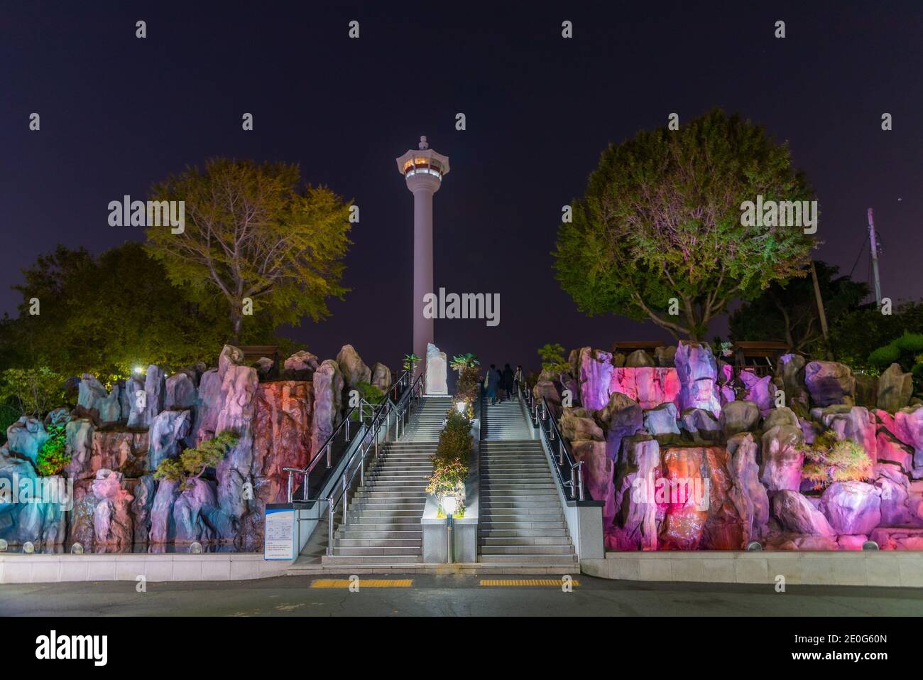 Beleuchtete Rolltreppe im Zentrum von Busan, Republik Korea Stockfoto