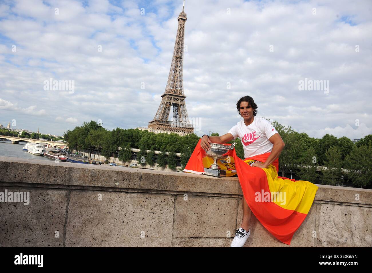 Rafael Nadal posiert auf der Bir Hakeim Brücke in Paris, Frankreich am 11. Juni 2012, nach seinem 7. Sieg bei den French Tennis Open. Foto von Giancarlo Gorassini/ABACAPRESS.COM Stockfoto