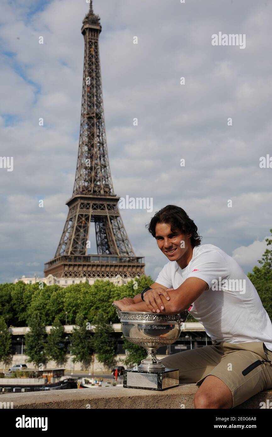 Rafael Nadal posiert auf der Bir Hakeim Brücke in Paris, Frankreich am 11. Juni 2012, nach seinem 7. Sieg bei den French Tennis Open. Foto von Giancarlo Gorassini/ABACAPRESS.COM Stockfoto