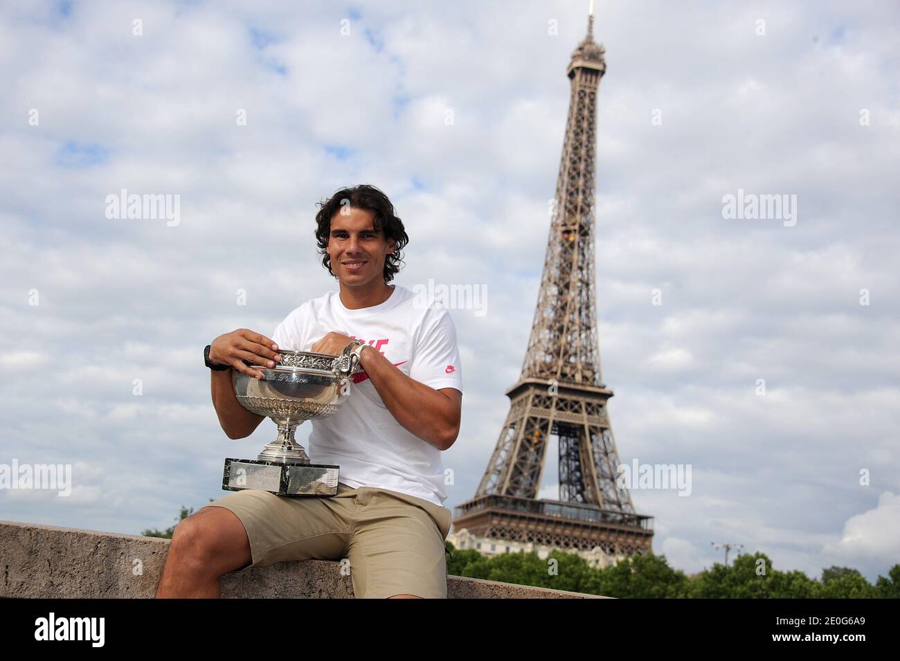 Rafael Nadal posiert auf der Bir Hakeim Brücke in Paris, Frankreich am 11. Juni 2012, nach seinem 7. Sieg bei den French Tennis Open. Foto von Giancarlo Gorassini/ABACAPRESS.COM Stockfoto