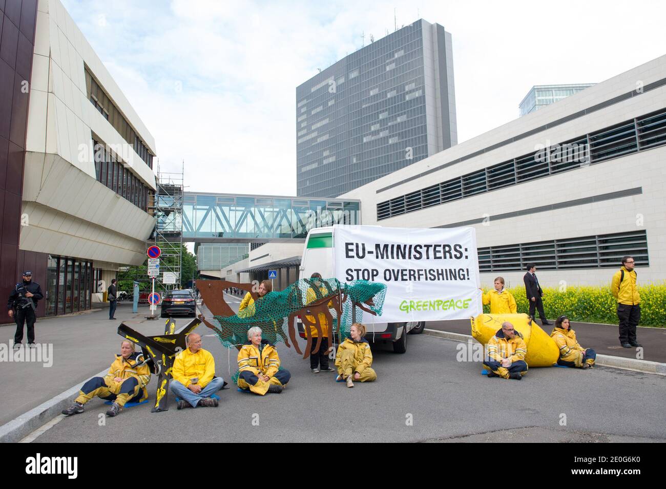 Greenpeace-Aktivisten blockieren den Zugang zum Ratsgebäude in Luxemburg während eines Rates für Landwirtschaft, Fischerei und Ernährung am 12. Juni 2012. Das Abkommen zwischen den Ministern könnte jede Chance auf eine sinnvolle Verbesserung der EU-Fischereivorschriften im Rahmen einer Reform, die Greenpeace einmal im Jahrzehnt durchgeführt hat, zum Scheitern bringen. Aktivist sperrte sich am 12. Juni 2012 im Konferenzzentrum Kirchberg in Luxemburg zu schweren Hindernissen wie Fischbojen und überdimensionalen Fischknochen. Die Minister werden voraussichtlich eine allgemeine Ausrichtung zu zwei Verordnungsvorschlägen im Rahmen der Reform der Kommission annehmen Stockfoto