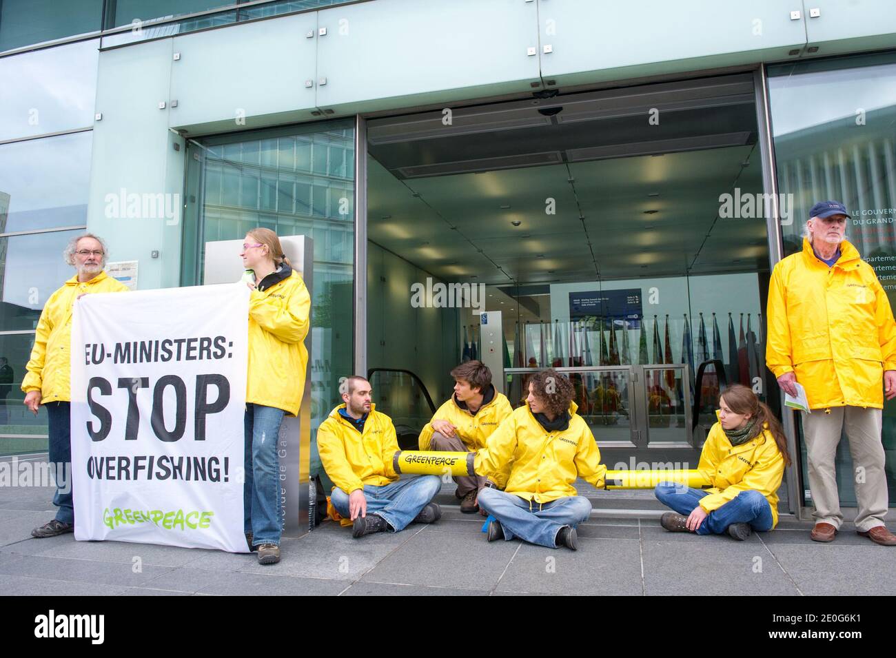 Greenpeace-Aktivisten blockieren den Zugang zum Ratsgebäude in Luxemburg während eines Rates für Landwirtschaft, Fischerei und Ernährung am 12. Juni 2012. Das Abkommen zwischen den Ministern könnte jede Chance auf eine sinnvolle Verbesserung der EU-Fischereivorschriften im Rahmen einer Reform, die Greenpeace einmal im Jahrzehnt durchgeführt hat, zum Scheitern bringen. Aktivist sperrte sich am 12. Juni 2012 im Konferenzzentrum Kirchberg in Luxemburg zu schweren Hindernissen wie Fischbojen und überdimensionalen Fischknochen. Die Minister werden voraussichtlich eine allgemeine Ausrichtung zu zwei Verordnungsvorschlägen im Rahmen der Reform der Kommission annehmen Stockfoto