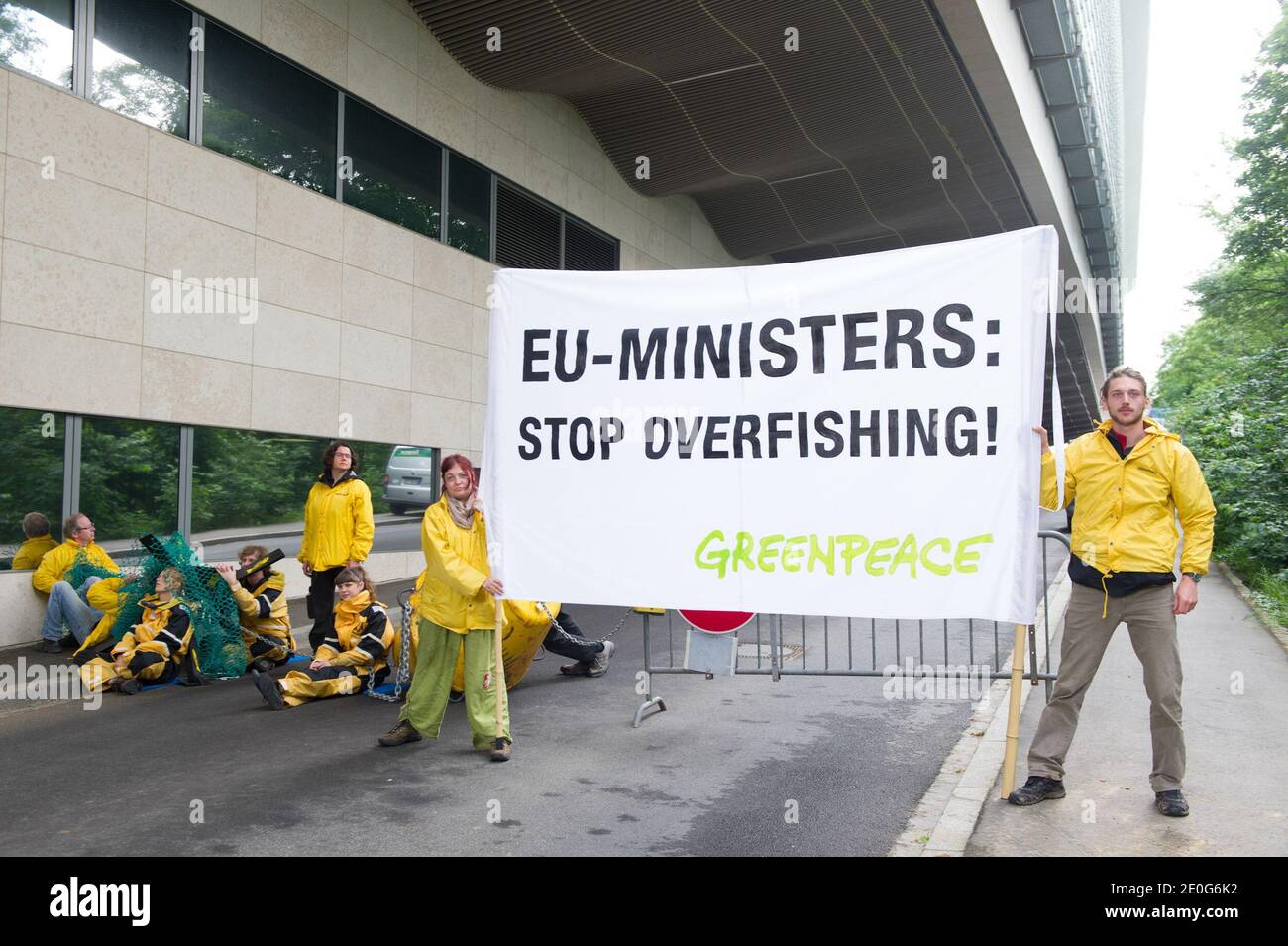 Greenpeace-Aktivisten blockieren den Zugang zum Ratsgebäude in Luxemburg während eines Rates für Landwirtschaft, Fischerei und Ernährung am 12. Juni 2012. Das Abkommen zwischen den Ministern könnte jede Chance auf eine sinnvolle Verbesserung der EU-Fischereivorschriften im Rahmen einer Reform, die Greenpeace einmal im Jahrzehnt durchgeführt hat, zum Scheitern bringen. Aktivist sperrte sich am 12. Juni 2012 im Konferenzzentrum Kirchberg in Luxemburg zu schweren Hindernissen wie Fischbojen und überdimensionalen Fischknochen. Die Minister werden voraussichtlich eine allgemeine Ausrichtung zu zwei Verordnungsvorschlägen im Rahmen der Reform der Kommission annehmen Stockfoto