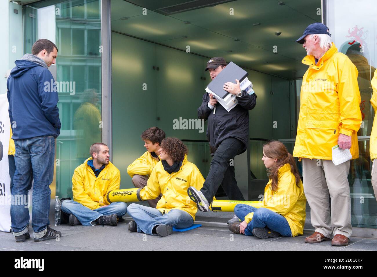 Greenpeace-Aktivisten blockieren den Zugang zum Ratsgebäude in Luxemburg während eines Rates für Landwirtschaft, Fischerei und Ernährung am 12. Juni 2012. Das Abkommen zwischen den Ministern könnte jede Chance auf eine sinnvolle Verbesserung der EU-Fischereivorschriften im Rahmen einer Reform, die Greenpeace einmal im Jahrzehnt durchgeführt hat, zum Scheitern bringen. Aktivist sperrte sich am 12. Juni 2012 im Konferenzzentrum Kirchberg in Luxemburg zu schweren Hindernissen wie Fischbojen und überdimensionalen Fischknochen. Die Minister werden voraussichtlich eine allgemeine Ausrichtung zu zwei Verordnungsvorschlägen im Rahmen der Reform der Kommission annehmen Stockfoto