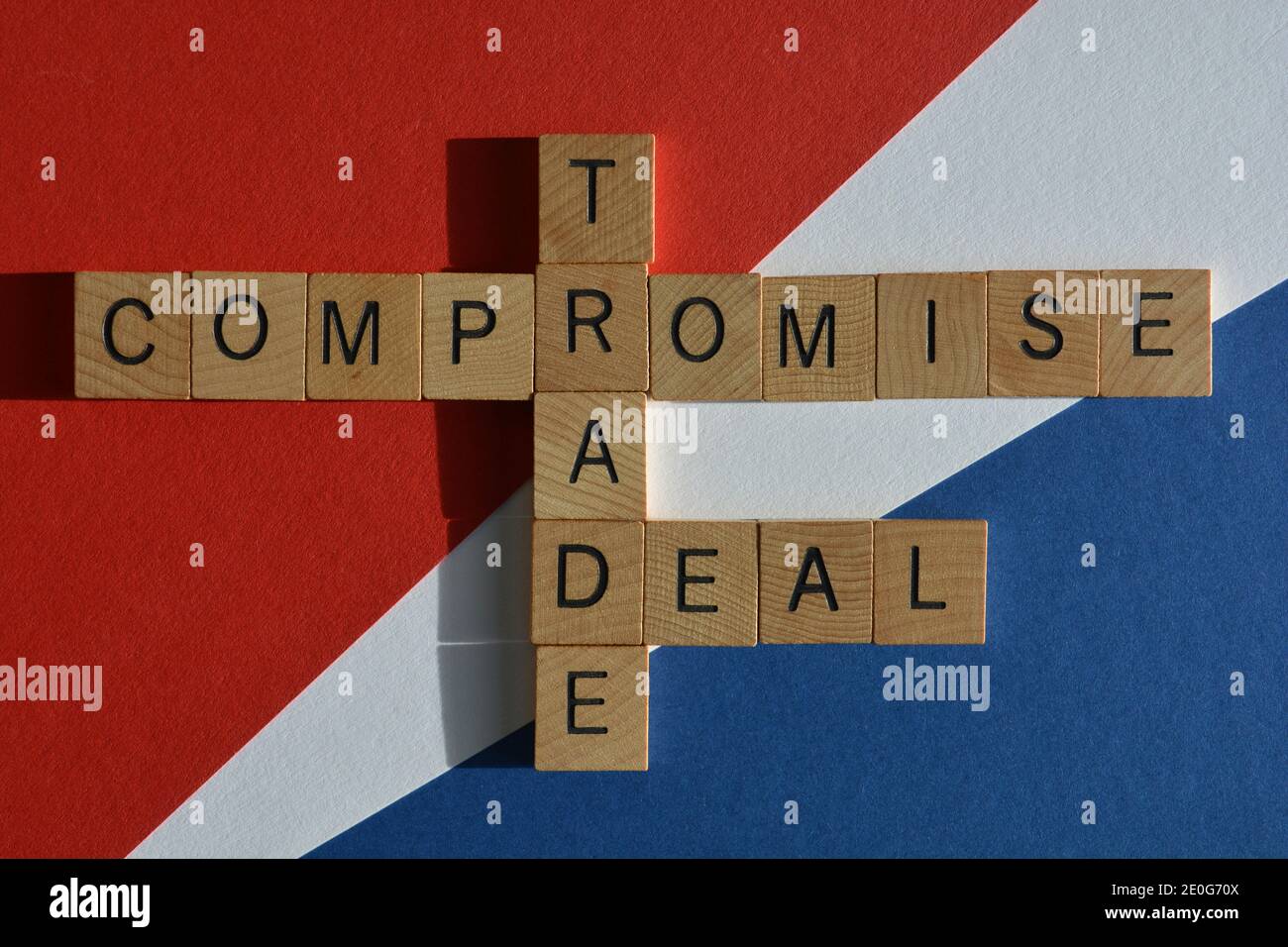 Kompromiss, Handel, Deal, Wörter in Kreuzworträtsel auf rotem, weißem und blauem Hintergrund Stockfoto