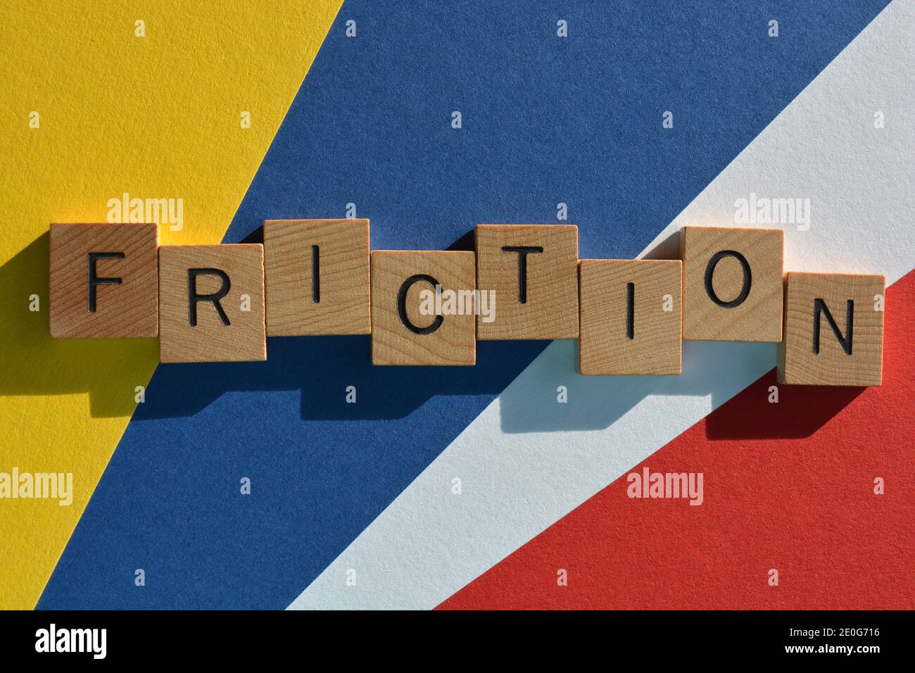 Reibung, Wort in Holzbuchstaben isoliert auf mehrfarbigem Hintergrund Stockfoto